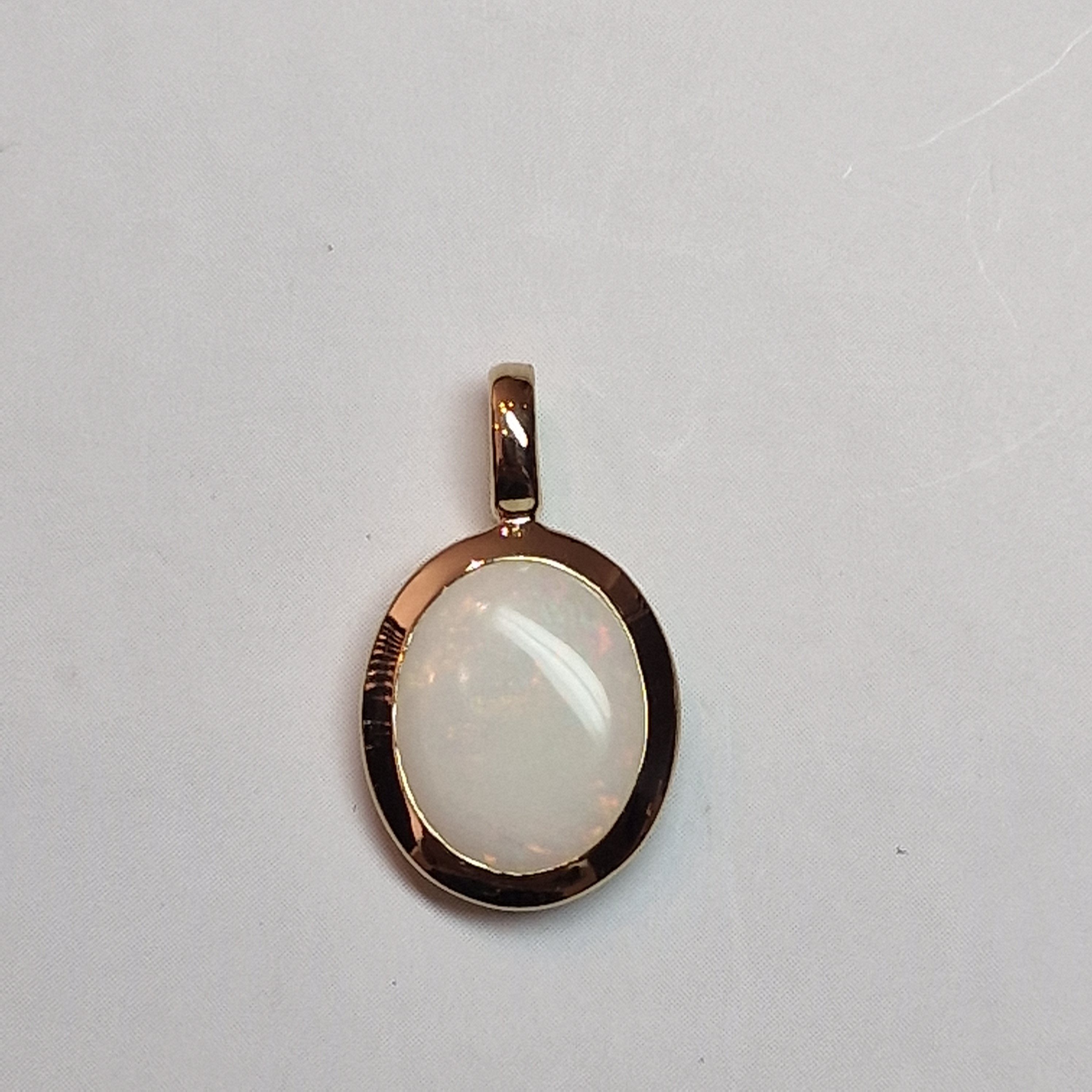 Geelgouden hanger met een ovale opaal 10x8mm