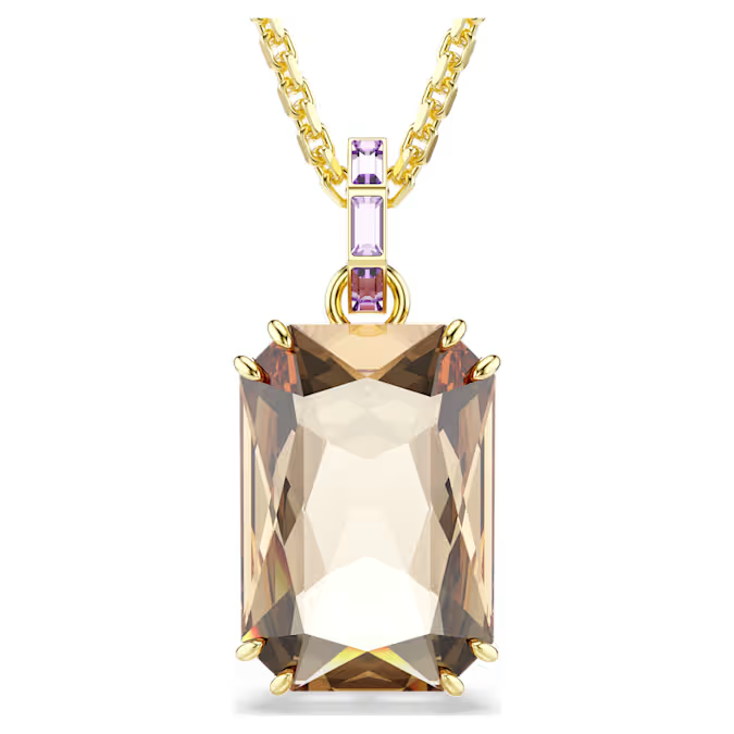 Deze schitterende Millenia-hanger is een creatie van pure warmte en luxe. Het centrale motief is vervaardigd uit een groot karamelkleurig kristal in een dubbele klauwzetting en is verbonden met het goudkleurige collier via een elegant oog versierd met paarse kristallen in sponningzetting. Combineer deze hanger met een bijpassend paar oorbellen of een armband voor een ultramoderne look.