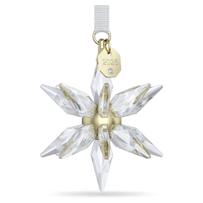 Creëer een feestelijk verhaal vol sterren met dit Swarovski Annual Edition 3D Ornament. Het glinsterende motief is een typisch voorbeeld van savoir-faire met een stervormig ontwerp met 393 lichtvangende facetten en een champagnegoudkleurige metalen kern voor extra schittering. De ster hangt aan een wit ripsband lint, waarbij het jaar 2025 is gegraveerd op het label. Ideaal om op te hangen op een raam of aan uw boom, en om een magisch licht te werpen over uw feestdagendecoratie. Decoratieobject. Geen speelgoed. Niet geschikt voor kinderen jonger dan 15 jaar.