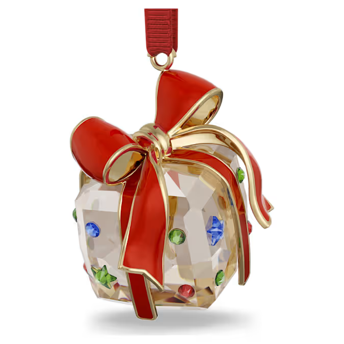 Dit speelse, als cadeau verpakte ornament is een ideale aanvulling voor elke kerstboom. De hanger, die aan een rood ripsband lint hangt, heeft een pakjesontwerp en is vervaardigd met Swarovski’s Golden Shadow-effect en 426 facetten, en is tevens voorzien van decoratieve kristallen in rood, groen en blauw. Het lint is zorgvuldig gemaakt van champagnegoudkleurig metaal met een rode laklaag. Voeg dit ornament toe aan uw eigen seizoensdecoratie of geef het cadeau aan iemand die u dierbaar is voor een vleugje eindejaarsvreugde. Decoratieobject. Geen speelgoed. Niet geschikt voor kinderen jonger dan 15 jaar.