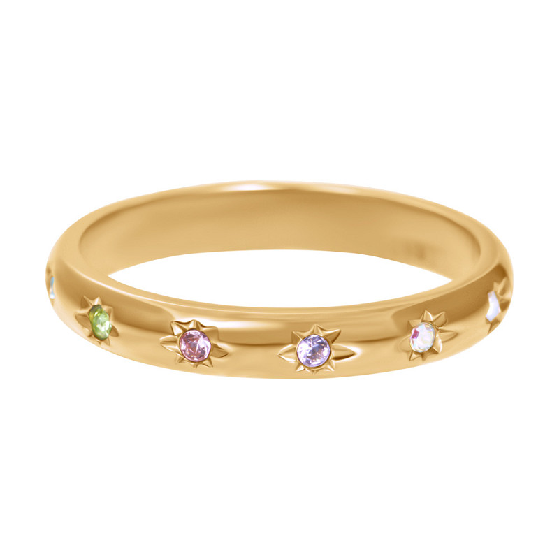 De iXXXi Fame ring Serena is een 3mm brede single ring gemaakt van stainless steel en is voorzien van een goud- of zilverkleurige plating. De ring is op diverse plekken voorzien van multicolor ingelegde zirconias.