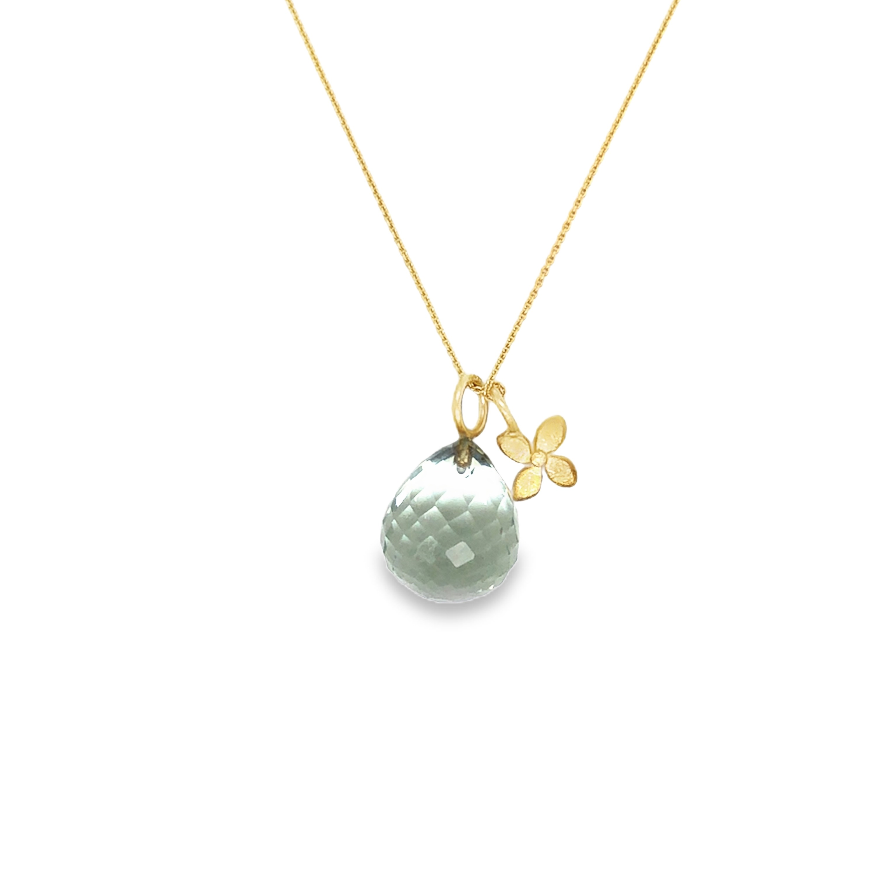 Der Anhänger Gold 750 Prasiolith, ist ein elegantes Schmuckstück für Damen. Hergestellt aus hochwertigem 750er Gold, zeichnet er sich durch seinen edlen Prasiolith-Stein aus. Perfekt als Blickfang an einer feinen Goldkette zu tragen, verleiht er jedem Outfit eine besondere Note. Ideal für besondere Anlässe oder als stilvolles Alltagsaccessoire.