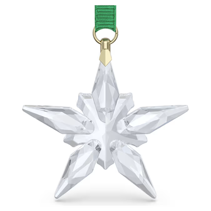 Omarm de wonderen van de nachtelijke hemel met deze Swarovski Annual Edition Ornament Little Star. De stervormige hanger, die aan een groen ripsband lint met champagnegoudkleurige accenten hangt, is exact geslepen met 190 facetten en belichaamt op beeldschone wijze de complexe eenvoud en technische vaardigheid van Swarovski. Dit delicate ornament is perfect om in de kerstboom te hangen en zorgt voor eindeloos licht tijdens de feestdagen. Decoratieobject. Geen speelgoed. Niet geschikt voor kinderen jonger dan 15 jaar.