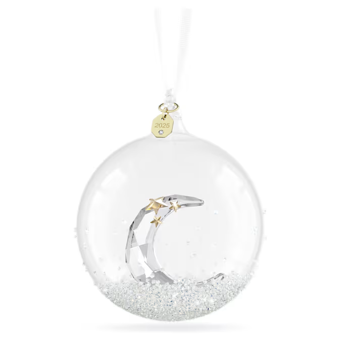 Het Swarovski Annual Edition Ornament Kerstbal voor 2025 is verlicht met een maanachtige gloed, waardoor het een tijdloos geschenk is om dierbaren te geven. De glinsterende glazen bal is gedecoreerd met ongeveer 2200 kristallen en hangt aan een wit ripsband lint met een hanger met champagnegoudkleurige toplaag, gegraveerd met het jaar 2025. Binnenin bevindt zich een serene halve maan, versierd met goudkleurige sterren en met 158 precisiegeslepen facetten. Dit Annual Edition Ornament Kerstbal is ideaal om een verjaardag, bruiloft of jubileum luister bij te zetten. Decoratieobject. Geen speelgoed. Niet geschikt voor kinderen jonger dan 15 jaar.