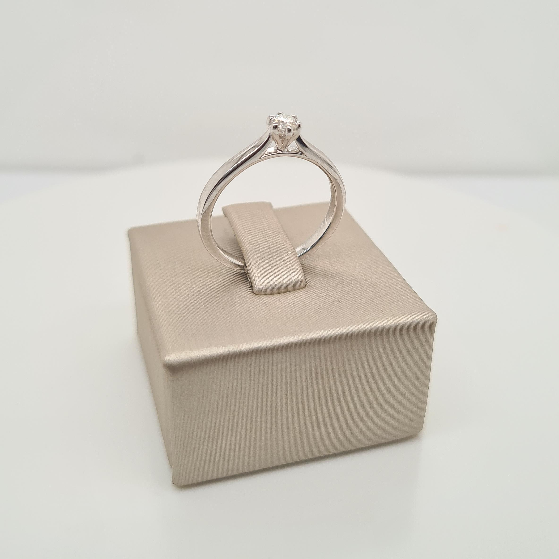 Prachtige 14krt witgouden solitair ring met een diamant van 0.18ct.

De ring heeft maat 55 (17.5mm). Heeft u een andere maat? Neem dan gerust contact met ons op.