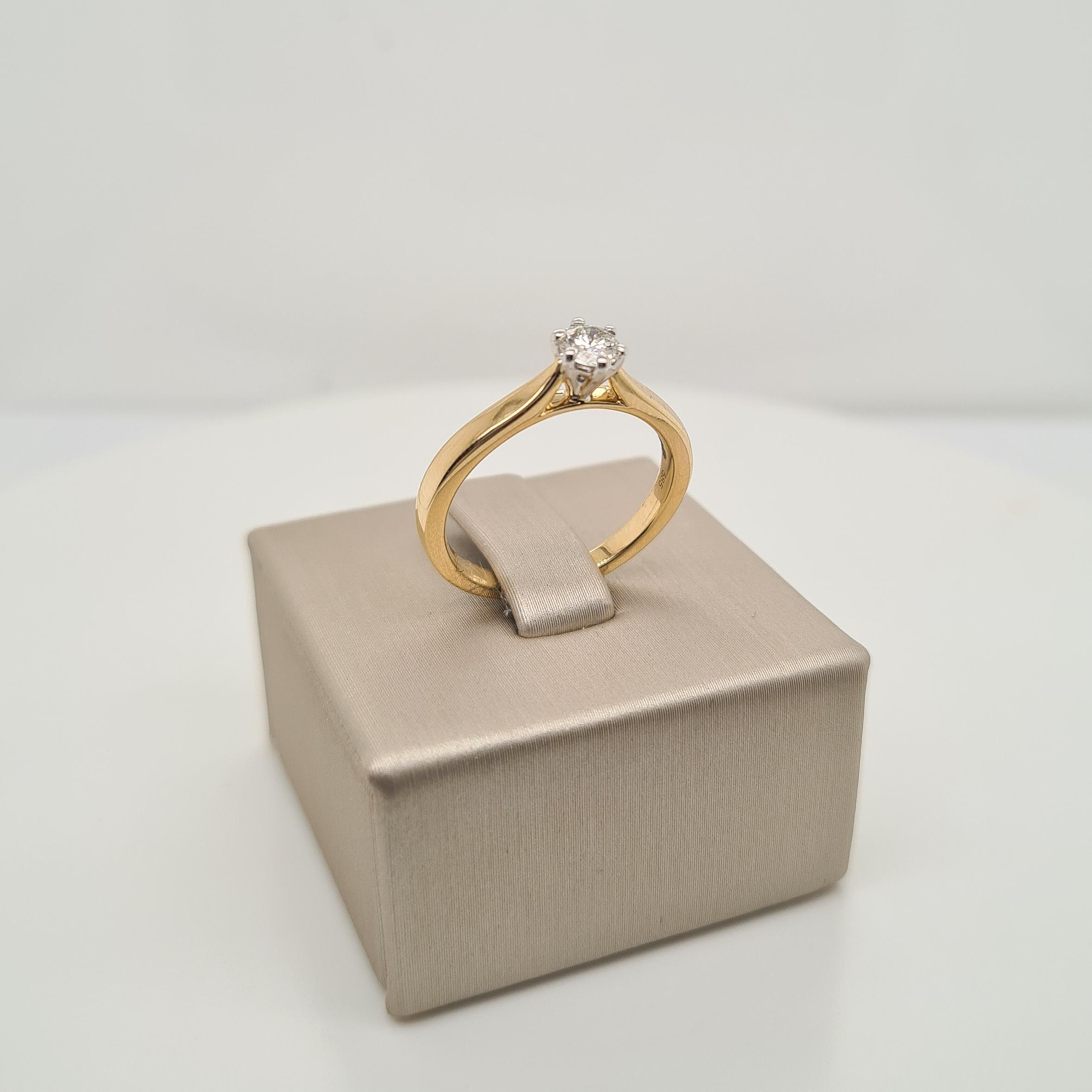 prachtige 14krt geelgouden solitair ring met een diamant van 0.24ct.

De ring heeft maat 55 (17.5mm). Heeft u een andere maat? Neem dan gerust contact met ons op.