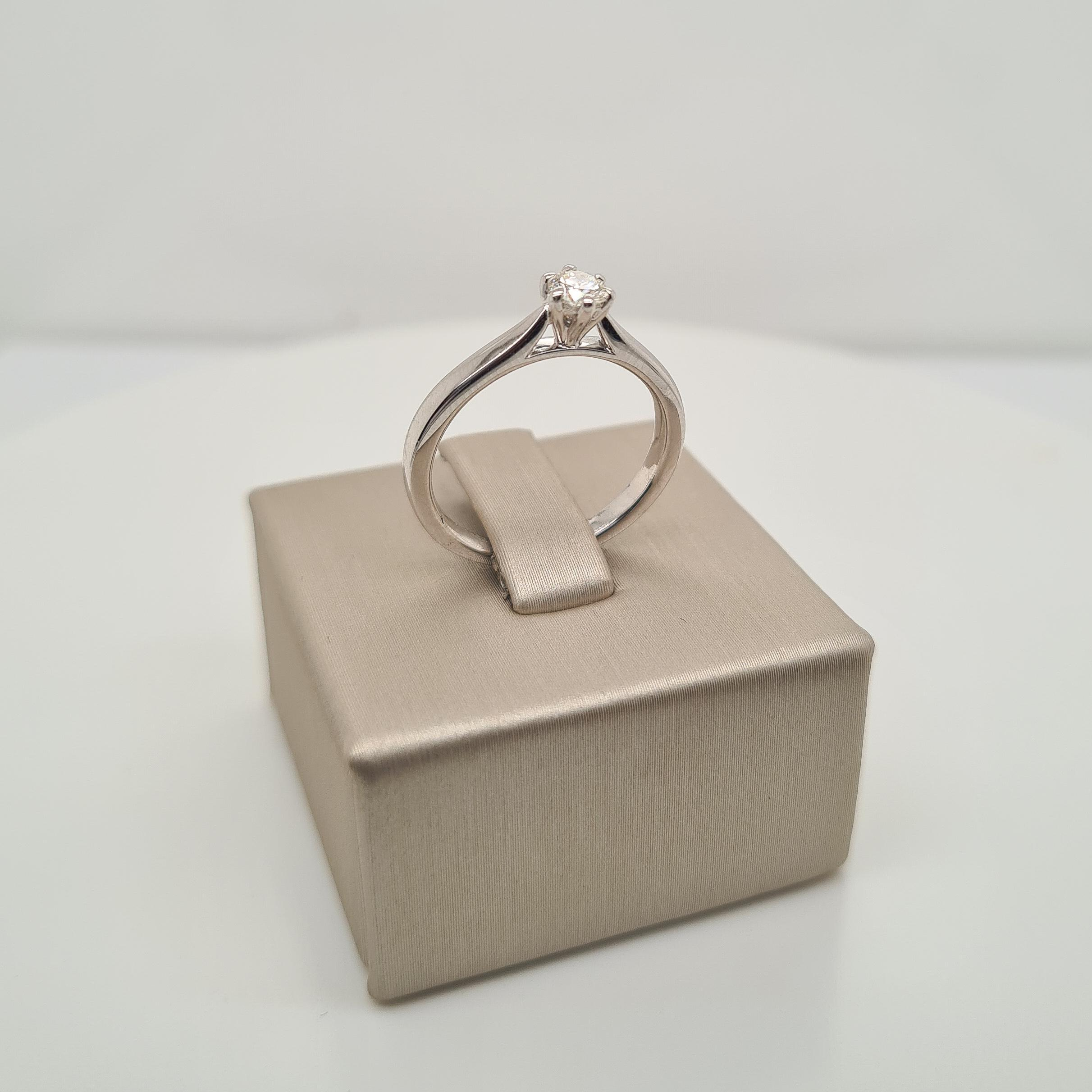 prachtige 14krt witgouden solitair ring met een diamant van 0.24ct.

De ring heeft maat 52 (16.5mm). Heeft u een andere maat? Neem dan gerust contact met ons op.