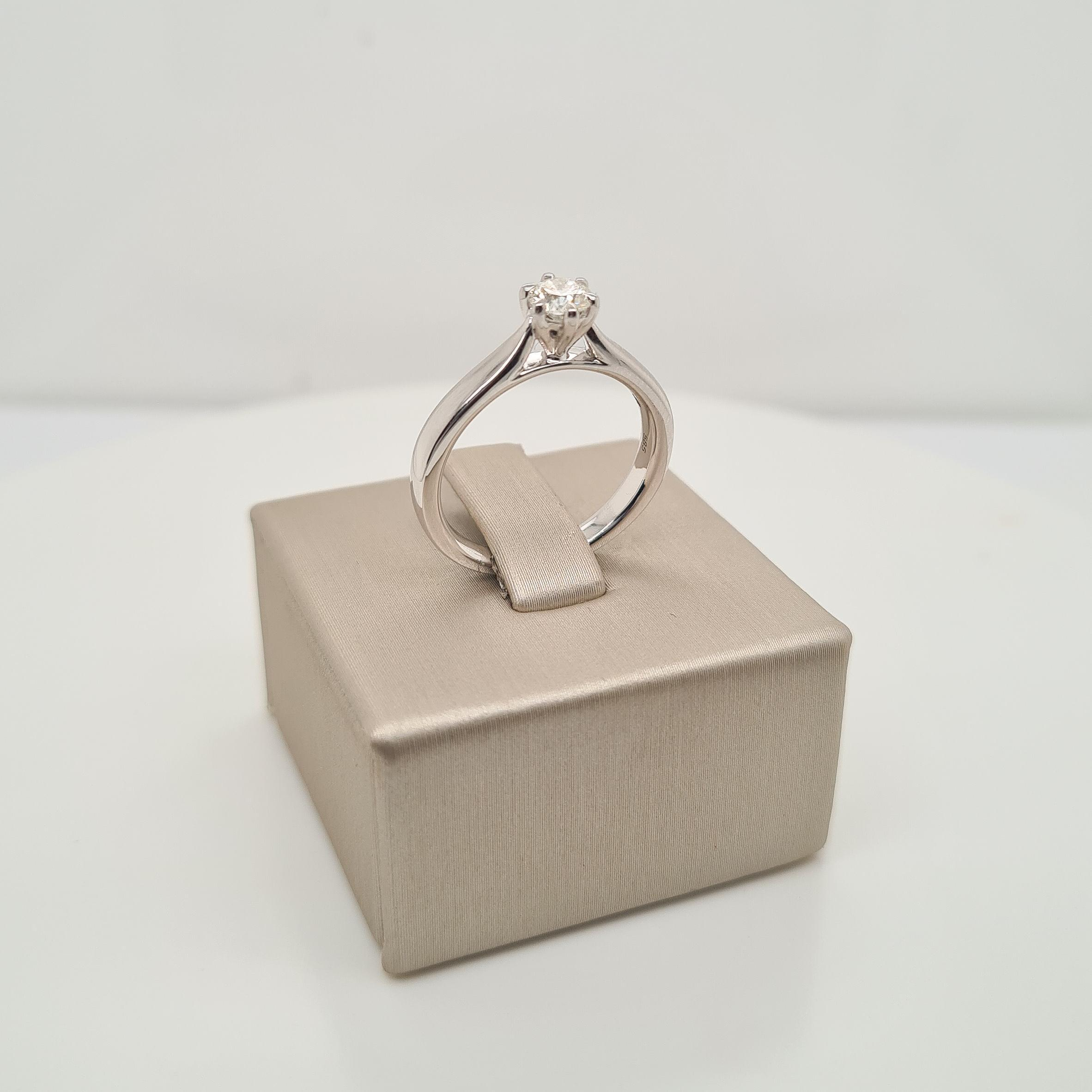 Prachtige 14krt witgouden ring met diamant (0.35ct)

De ring heeft maat 55 (17.5mm). Heeft u een andere maat? Neem dan gerust contact met ons op.