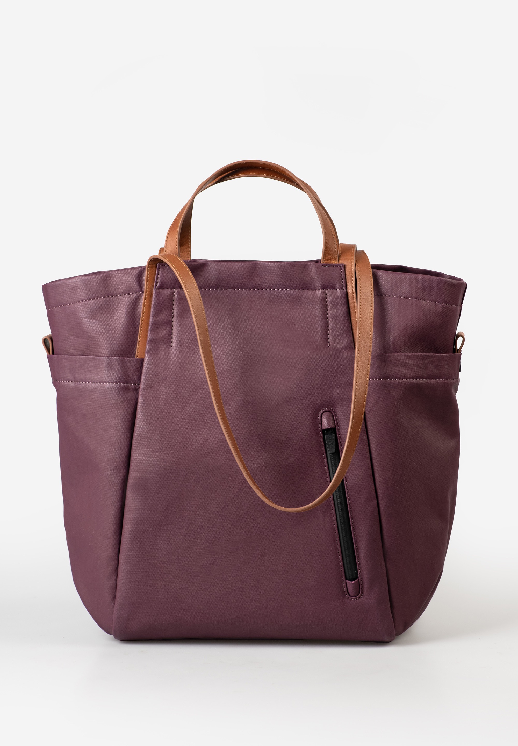 a/u by aunts & uncles – TAKAMATSU (kleur: Cherry Laquer)
De ideale metgezel voor onderweg – stijlvol, ruim en praktisch

Maak kennis met Takamatsu, de veelzijdige en robuuste shopper uit de Japan-collectie van a/u by aunts & uncles. Deze tas is een echt ruimtewonder, perfect voor iedereen met een dynamisch leven. Of je nu gaat winkelen in de stad, naar het werk fietst, een picknick plant of op citytrip bent – Takamatsu staat altijd voor je klaar.

Gemaakt van duurzaam canvas met waterafstotende coating, is deze tas voorbereid op elk avontuur. De binnenzijde is slim ingedeeld en voorzien van een gepolsterd laptopvak (tot 13 inch), een uitneembaar extra tasje, diverse insteekvakken, een ritsvak en pennenlussen. Aan de buitenzijde vind je twee ruime zijvakken (ideaal voor een fles of paraplu) én een veilig ritsvak aan de achterkant.

De korte handgrepen zorgen voor comfortabel dragen in de hand, terwijl de lange schouderbanden kruislings bevestigd zijn. Dit unieke detail voorkomt wegglijden en houdt de tas zelfs bij volle belading stevig op zijn plek.

Details op een rijtje:
✔️ Hoofdvak met ritssluiting
✔️ Gevoerd laptopvak tot 13”
✔️ Ritsvak binnenin + op de achterkant
✔️ Twee zijvakken met drukknoop
✔️ Uitneembaar extra tasje
✔️ Insteekvak, telefoonvak & pennenlussen
✔️ Comfortabele korte handgrepen
✔️ Lange, kruislings geplaatste schouderbanden

Specificaties:
 Afmetingen: ca. 43 x 10 x 39 cm
⚖️ Gewicht: ca. 0,69 kg
 Kleur: Cherry Laquer (limited winter edition 2025)
️ Materiaal: waterafstotend gecoat canvas

Takamatsu – de perfecte mix van stijl, comfort en functionaliteit. Nu verkrijgbaar in de exclusieve winterkleur Cherry Laquer.

