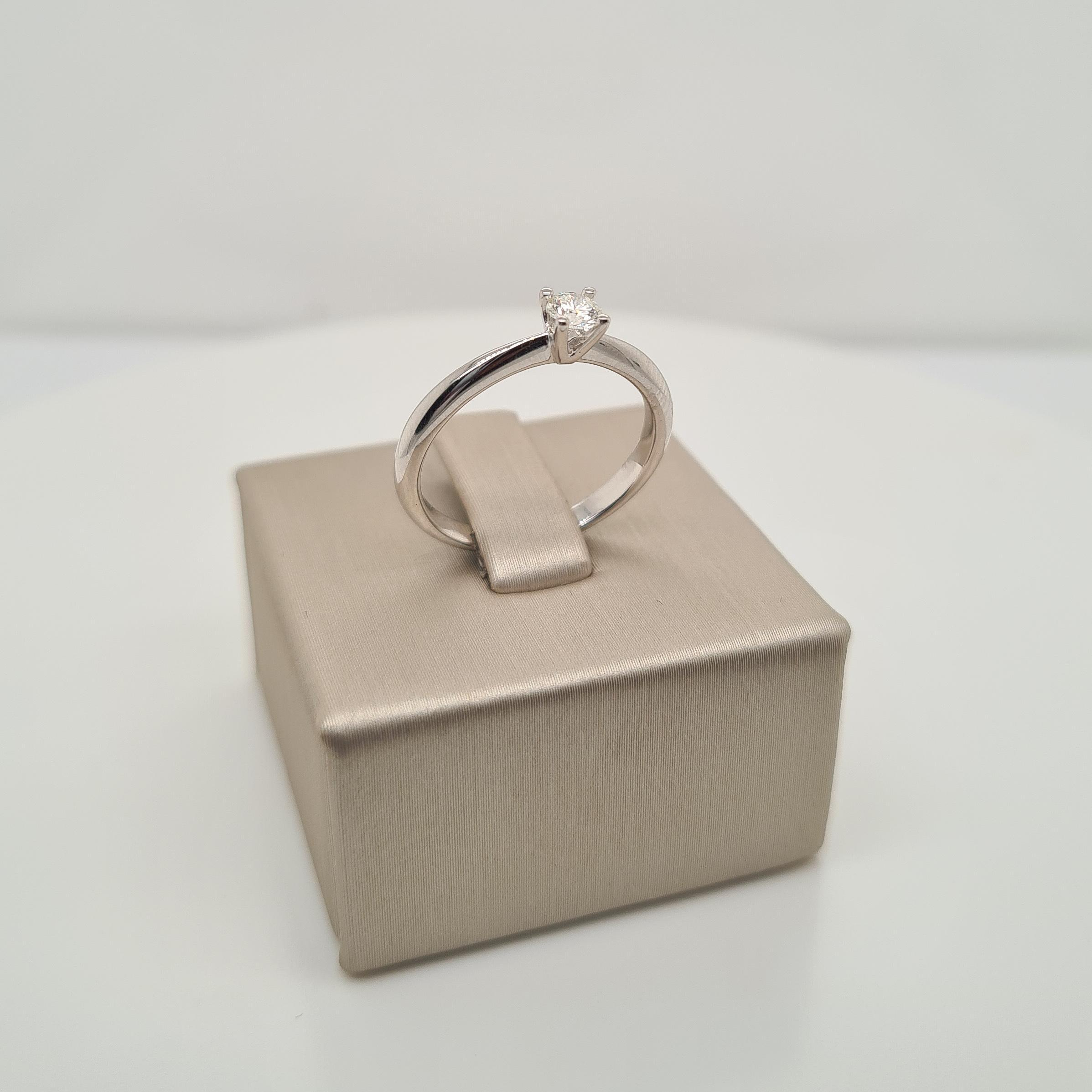 Prachtige 14krt witgouden solitair ring met diamant (0.19ct)

De maat van deze ring is 55 (17,5mm). Heeft u een andere maat nodig? Neem dan gerust contact met ons op.