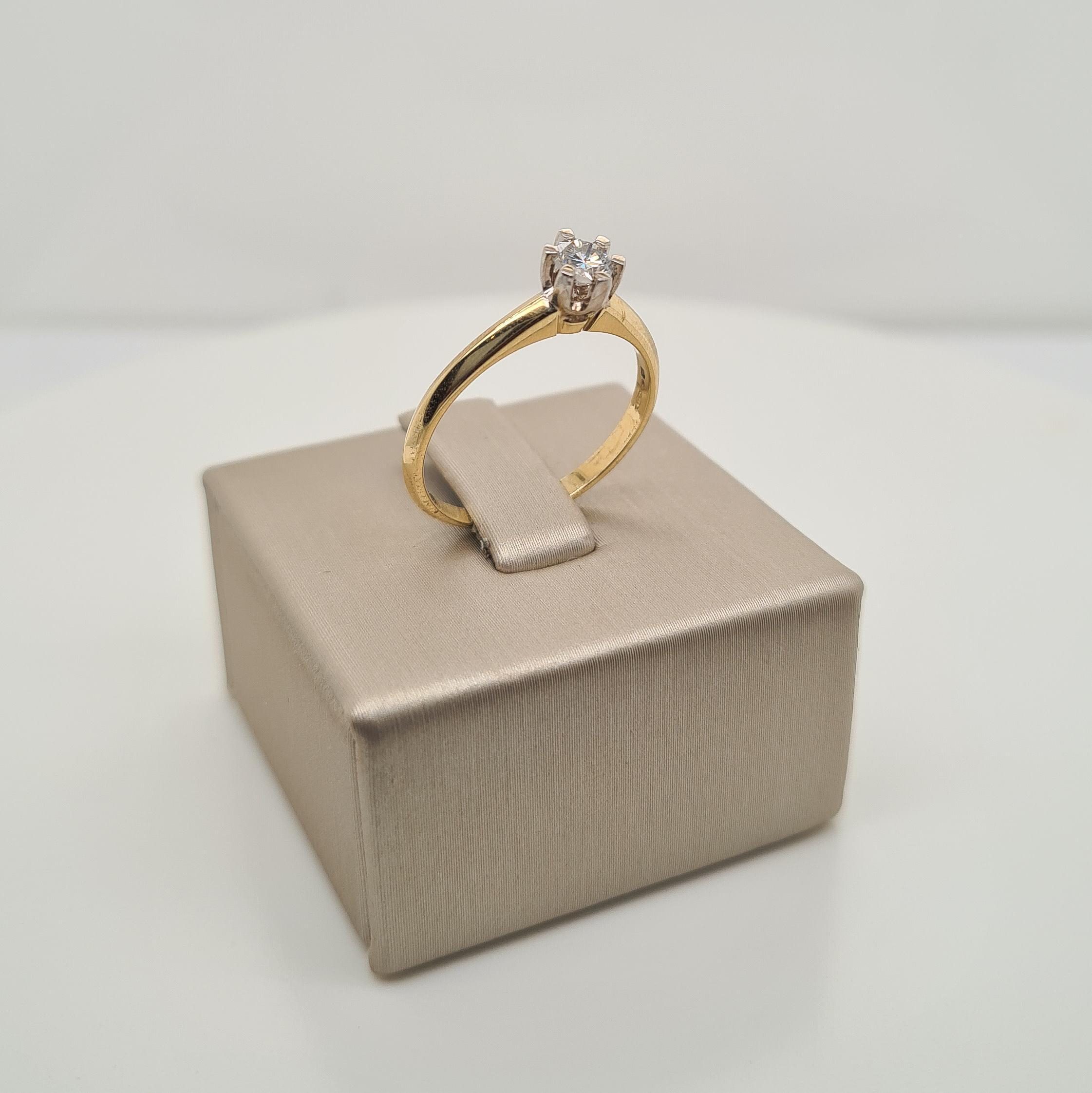 Prachtige 14krt geelgouden solitair ring met diamant (0.26ct)

De maat van de ring is 52.5 (16.75mm). Heeft u een andere maat nodig? Neem dan gerust contact met ons op.
