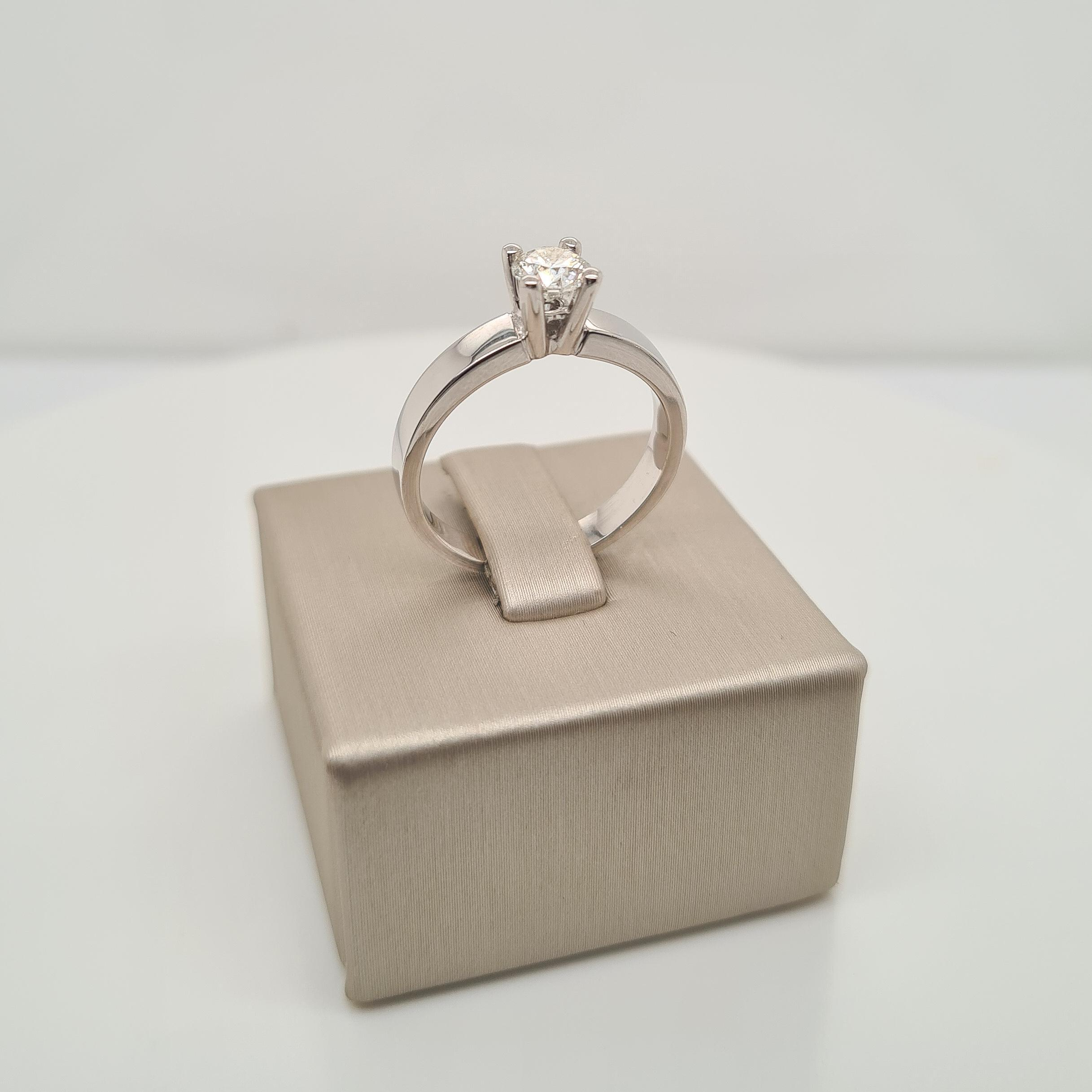 14krt witgouden solitair ring met diamant (0.52ct)

De maat van de ring is 55 (17.5mm). Heeft u een andere maat? Neem dan gerust contact met ons op.