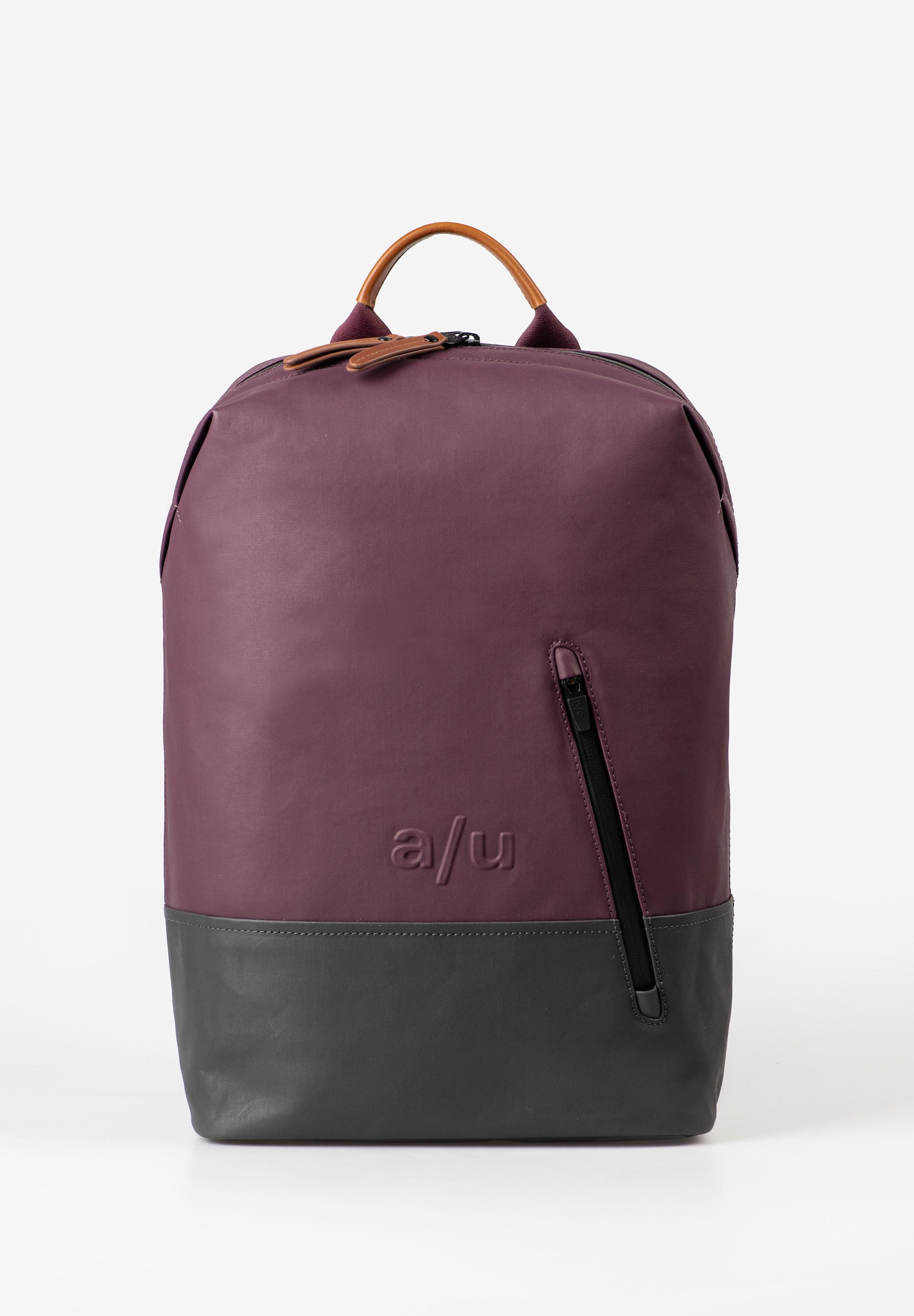 a/u by aunts & uncles – HAMAMATSU (kleur: Cherry Laquér)
Licht, stijlvol en functioneel – jouw perfecte metgezel voor elke dag

De Hamamatsu uit de Japan-collectie van a/u by aunts & uncles is een slimme keuze voor wie houdt van stijl en comfort. Deze lichte, sportieve rugzak is gemaakt van waterafstotend canvas met een zijdeachtige matte coating die bij gebruik een eigen karakter ontwikkelt. Het duurzame interieur is gevoerd met sterk polyester en ontworpen om lang mee te gaan.

Dankzij de regenbestendige, rondom lopende ritssluiting heb je altijd gemakkelijk toegang tot je spullen. Binnenin biedt de rugzak ruimte aan onder andere een gevoerd 13-inch laptopvak, een telefoonvak, een extra ritsvak, pennenlussen en een insteekvak – overzichtelijk én praktisch.

De verstelbare, gevoerde schouderbanden zorgen voor optimaal draagcomfort, terwijl het subtiele a/u-logo in reliëf een stijlvolle finishing touch geeft.

Details op een rijtje:
✔️ Hoofdvak met rondom lopende, waterdichte ritssluiting
✔️ Gevoerd laptopvak voor 13”
✔️ Ritsvakken aan binnen-, voor- en achterzijde
✔️ Insteekvak, telefoonvak & twee pennenlussen
✔️ Handgreep + verstelbare, gevoerde schouderbanden
✔️ Gemaakt van gecoat, waterafstotend canvas
✔️ a/u-logo in reliëf

Specificaties:
 Afmetingen: ca. 26 x 11 x 40 cm
⚖️ Gewicht: ca. 0,70 kg
 Kleur: Cherry Laquér – nieuwe seizoenskleur winter 2025

Hamamatsu – lichtgewicht comfort met Japanse precisie en tijdloos design.
Ontdek hem nu in de exclusieve winterkleur Cherry Laquér.