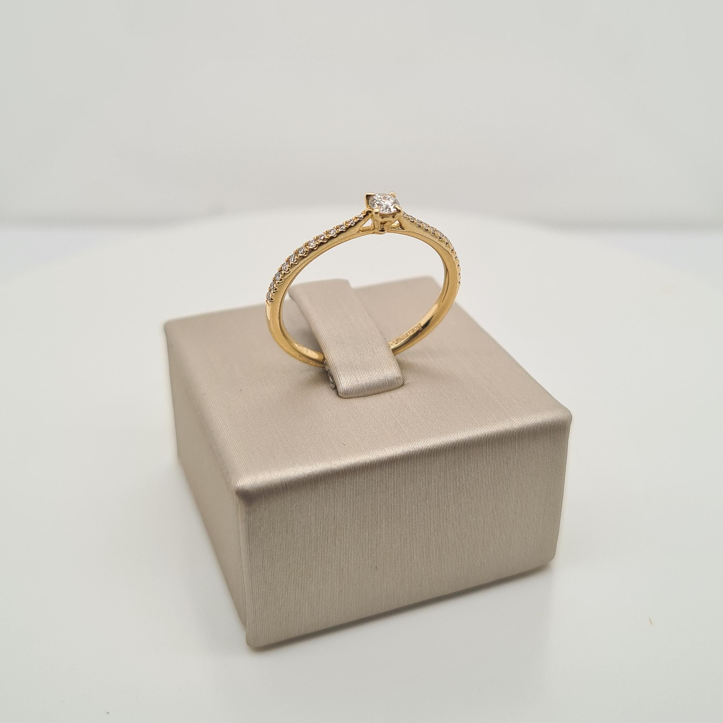 Verfijnde 14krt gouden damesring met sprankelende diamanten. De ring bevat een briljant geslepen middensteen (0,10crt) en voor optimale schittering is ook de band van de ring gezet met diamantjes (0,12crt).

De maat van de ring is 56 ( 17 3/4 ). Heeft u een andere maat, neem dan gerust contact met ons op.