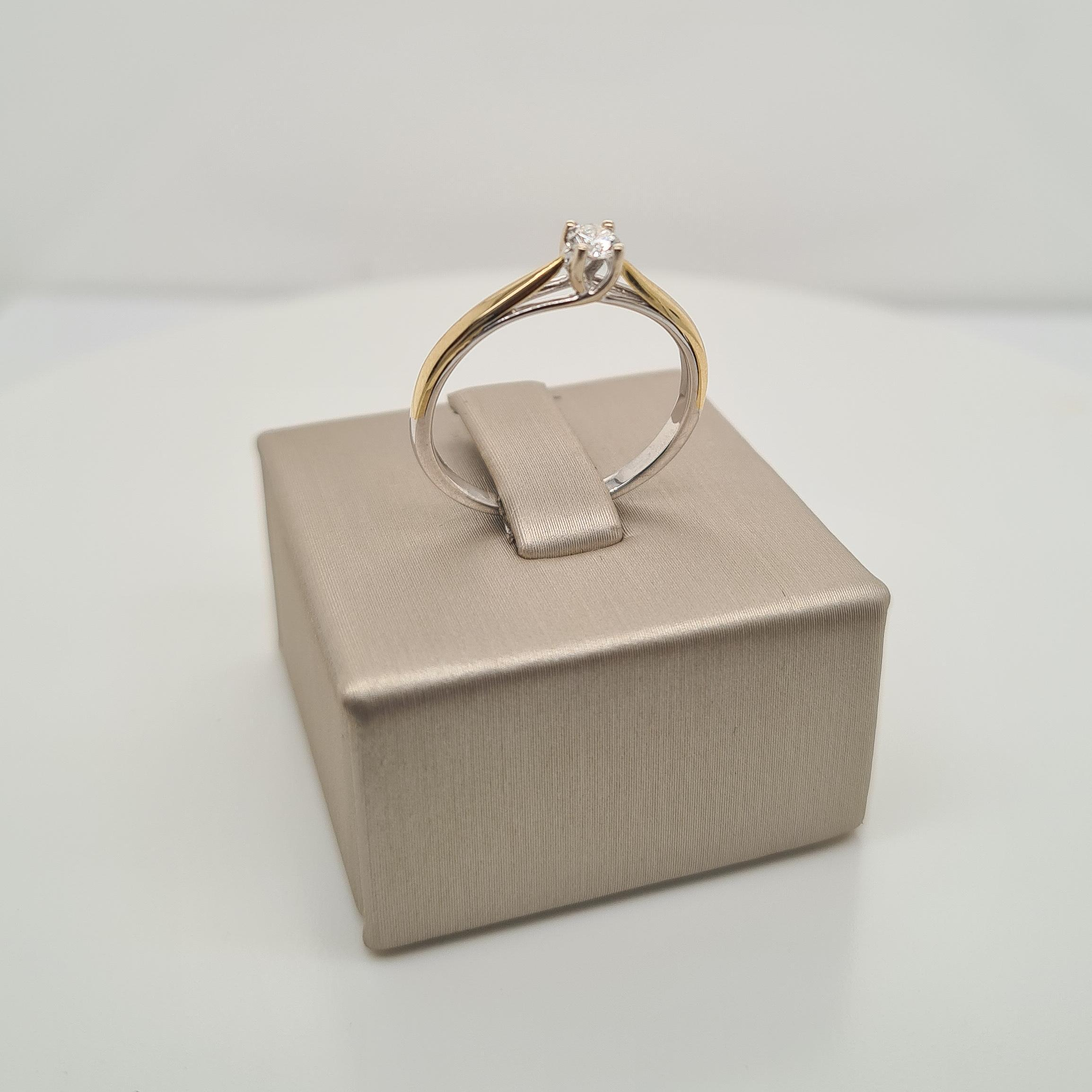 Prachtige 14krt bicolor solitair ring met diamant (0.15ct)

De maat van de ring is 55 (17.5MM). Heeft u een andere maat? Neem dan gerust contact met ons op.