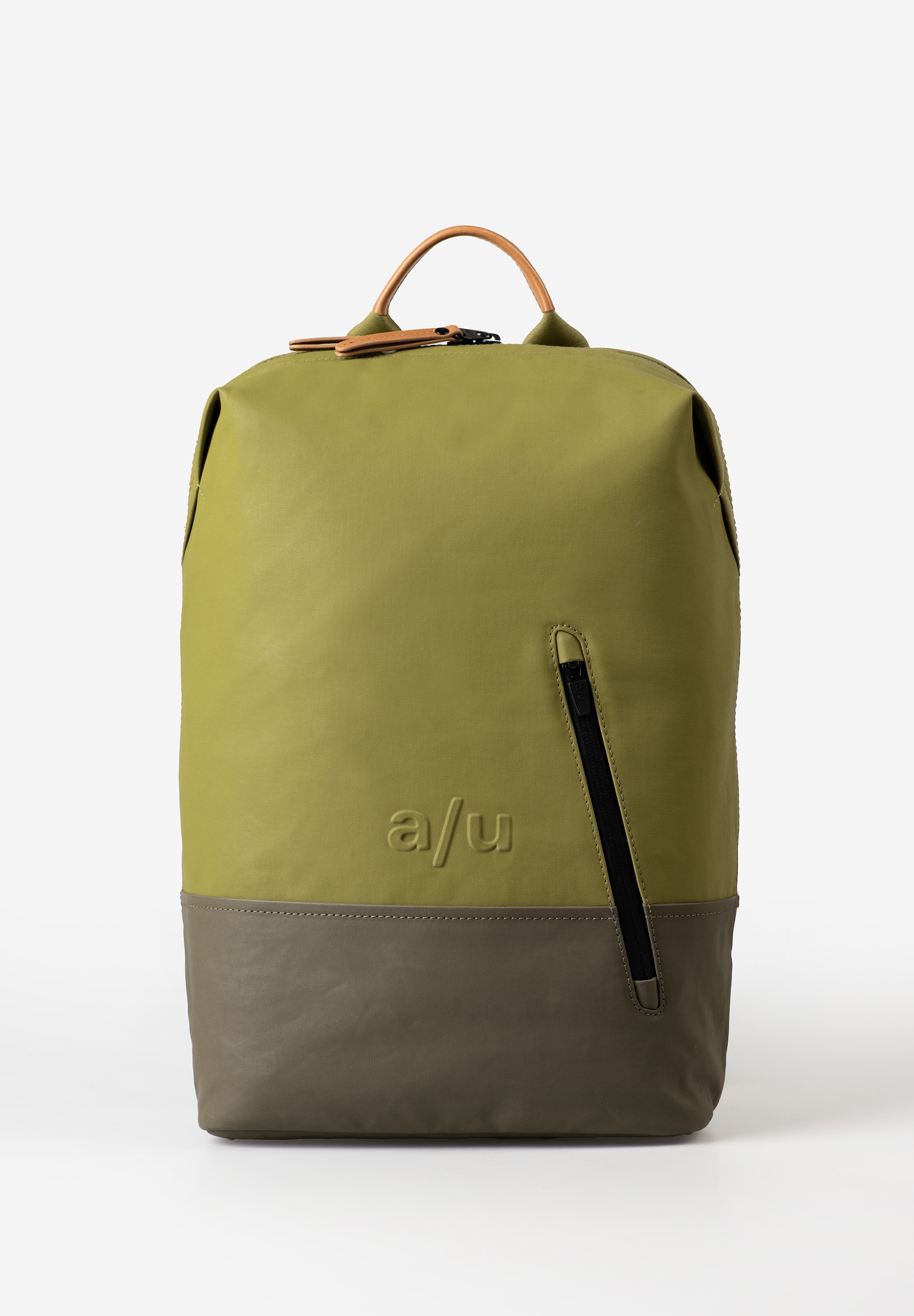 a/u by aunts & uncles – HAMAMATSU (kleur: Marsland)
Licht, stijlvol en functioneel – jouw perfecte metgezel voor elke dag

De Hamamatsu uit de Japan-collectie van a/u by aunts & uncles is een slimme keuze voor wie houdt van stijl en comfort. Deze lichte, sportieve rugzak is gemaakt van waterafstotend canvas met een zijdeachtige matte coating die bij gebruik een eigen karakter ontwikkelt. Het duurzame interieur is gevoerd met sterk polyester en ontworpen om lang mee te gaan.

Dankzij de regenbestendige, rondom lopende ritssluiting heb je altijd gemakkelijk toegang tot je spullen. Binnenin biedt de rugzak ruimte aan onder andere een gevoerd 13-inch laptopvak, een telefoonvak, een extra ritsvak, pennenlussen en een insteekvak – overzichtelijk én praktisch.

De verstelbare, gevoerde schouderbanden zorgen voor optimaal draagcomfort, terwijl het subtiele a/u-logo in reliëf een stijlvolle finishing touch geeft.

Details op een rijtje:
✔️ Hoofdvak met rondom lopende, waterdichte ritssluiting
✔️ Gevoerd laptopvak voor 13”
✔️ Ritsvakken aan binnen-, voor- en achterzijde
✔️ Insteekvak, telefoonvak & twee pennenlussen
✔️ Handgreep + verstelbare, gevoerde schouderbanden
✔️ Gemaakt van gecoat, waterafstotend canvas
✔️ a/u-logo in reliëf

Specificaties:
 Afmetingen: ca. 26 x 11 x 40 cm
⚖️ Gewicht: ca. 0,70 kg
 Kleur: Cherry Laquér – nieuwe seizoenskleur winter 2025

Hamamatsu – lichtgewicht comfort met Japanse precisie en tijdloos design.
Ontdek hem nu in de exclusieve winterkleur Marsland.