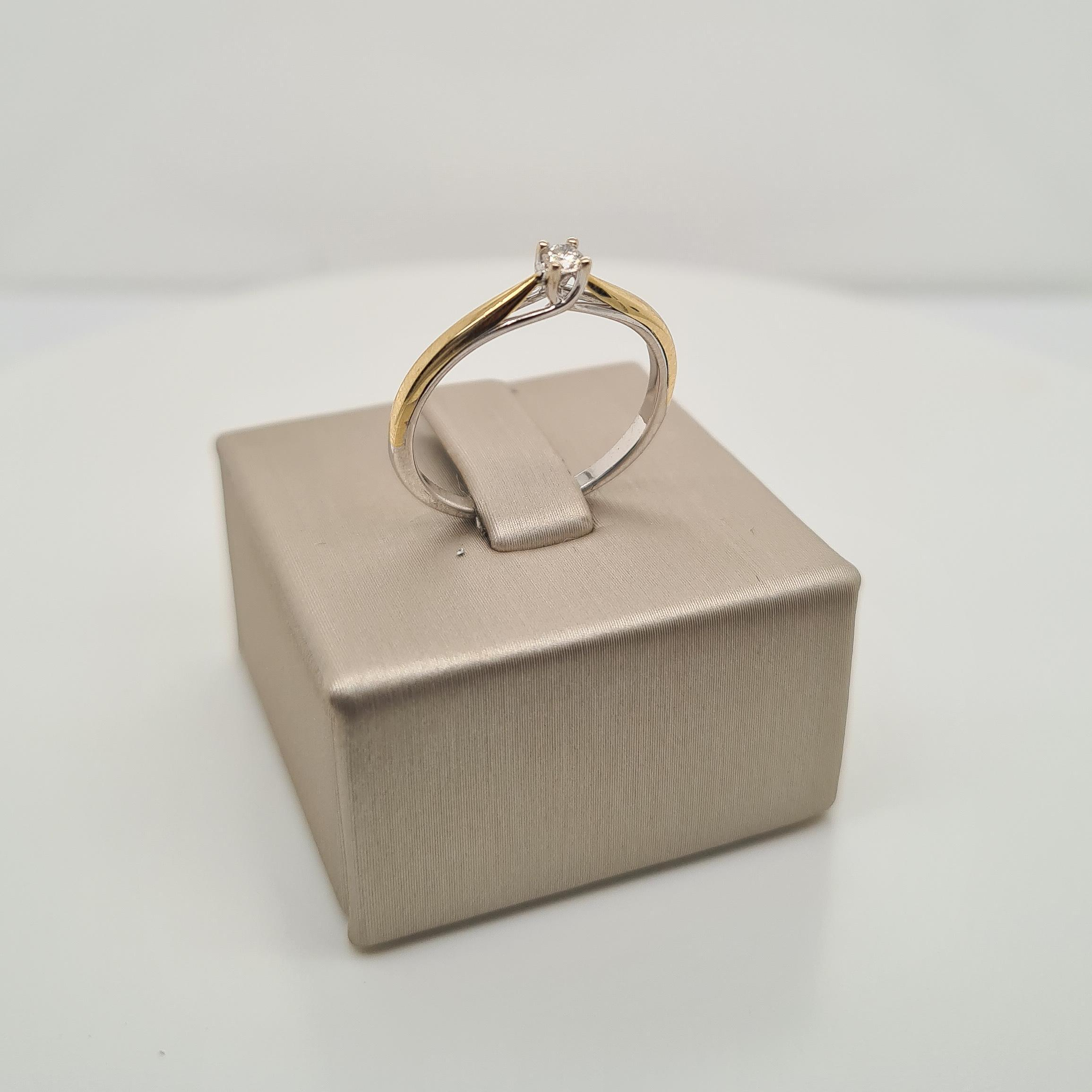 Prachtige 14krt bicolor solitair ring met diamant (0.07ct)

De maat van de ring is 54 (17.25MM). Heeft u een andere maat? Neem dan gerust contact met ons op.