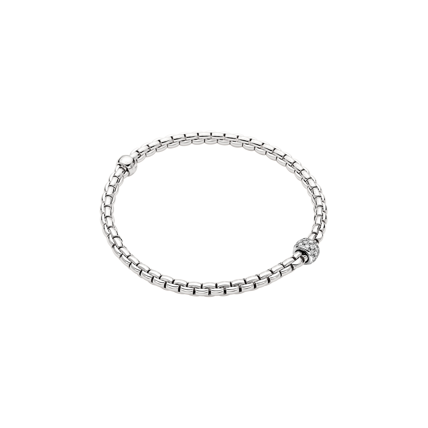 De Fope Eka Flex-it armband met modelnummer 73301BX_PB_B_XBX_00L is een elegante armband van 18-karaats witgoud, bezet met diamanten met een totaal gewicht van 0,19 karaat. Perfect voor zowel dagelijkse elegantie als bijzondere gelegenheden. Draag hem solo voor een verfijnde look of combineer met andere sieraden voor een modieuze uitstraling.