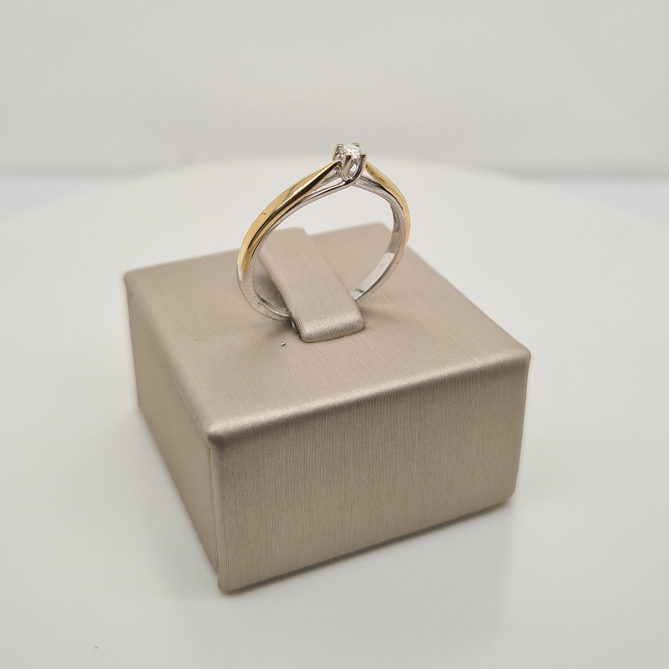 Prachtige 14krt bicolor solitair ring met diamant (0.05ct)

De maat van de ring is 54 (17.25MM). Heeft u een andere maat? Neem dan gerust contact met ons op.