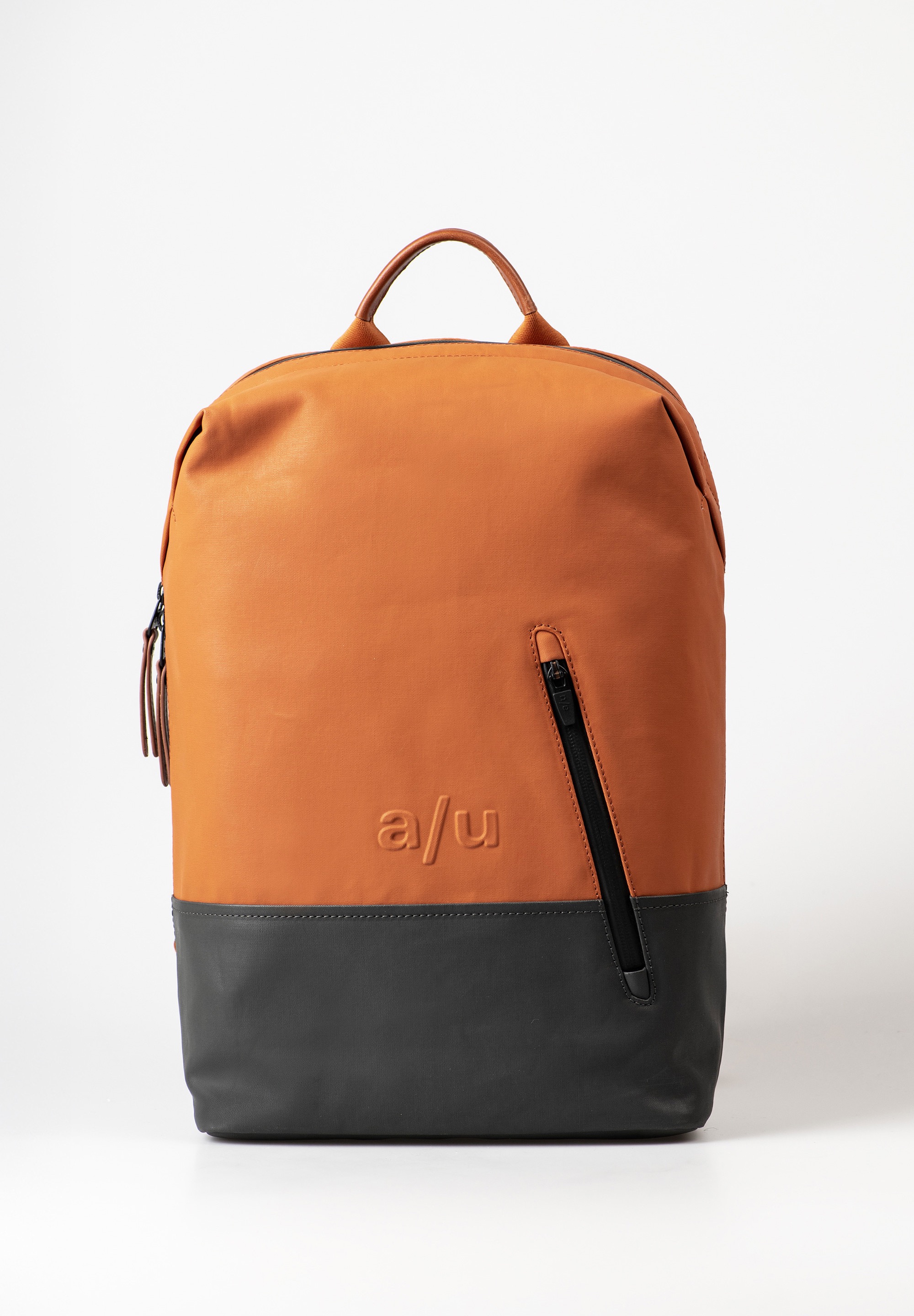 a/u by aunts & uncles – HAMAMATSU (kleur: Honey Ginger)
Licht, stijlvol en functioneel – jouw perfecte metgezel voor elke dag

De Hamamatsu uit de Japan-collectie van a/u by aunts & uncles is een slimme keuze voor wie houdt van stijl en comfort. Deze lichte, sportieve rugzak is gemaakt van waterafstotend canvas met een zijdeachtige matte coating die bij gebruik een eigen karakter ontwikkelt. Het duurzame interieur is gevoerd met sterk polyester en ontworpen om lang mee te gaan.

Dankzij de regenbestendige, rondom lopende ritssluiting heb je altijd gemakkelijk toegang tot je spullen. Binnenin biedt de rugzak ruimte aan onder andere een gevoerd 13-inch laptopvak, een telefoonvak, een extra ritsvak, pennenlussen en een insteekvak – overzichtelijk én praktisch.

De verstelbare, gevoerde schouderbanden zorgen voor optimaal draagcomfort, terwijl het subtiele a/u-logo in reliëf een stijlvolle finishing touch geeft.

Details op een rijtje:
✔️ Hoofdvak met rondom lopende, waterdichte ritssluiting
✔️ Gevoerd laptopvak voor 13”
✔️ Ritsvakken aan binnen-, voor- en achterzijde
✔️ Insteekvak, telefoonvak & twee pennenlussen
✔️ Handgreep + verstelbare, gevoerde schouderbanden
✔️ Gemaakt van gecoat, waterafstotend canvas
✔️ a/u-logo in reliëf

Specificaties:
 Afmetingen: ca. 26 x 11 x 40 cm
⚖️ Gewicht: ca. 0,70 kg
 Kleur: Honey Ginger – nieuwe seizoenskleur winter 2025

Hamamatsu – lichtgewicht comfort met Japanse precisie en tijdloos design.
Ontdek hem nu in de exclusieve winterkleur Cherry Laquér.