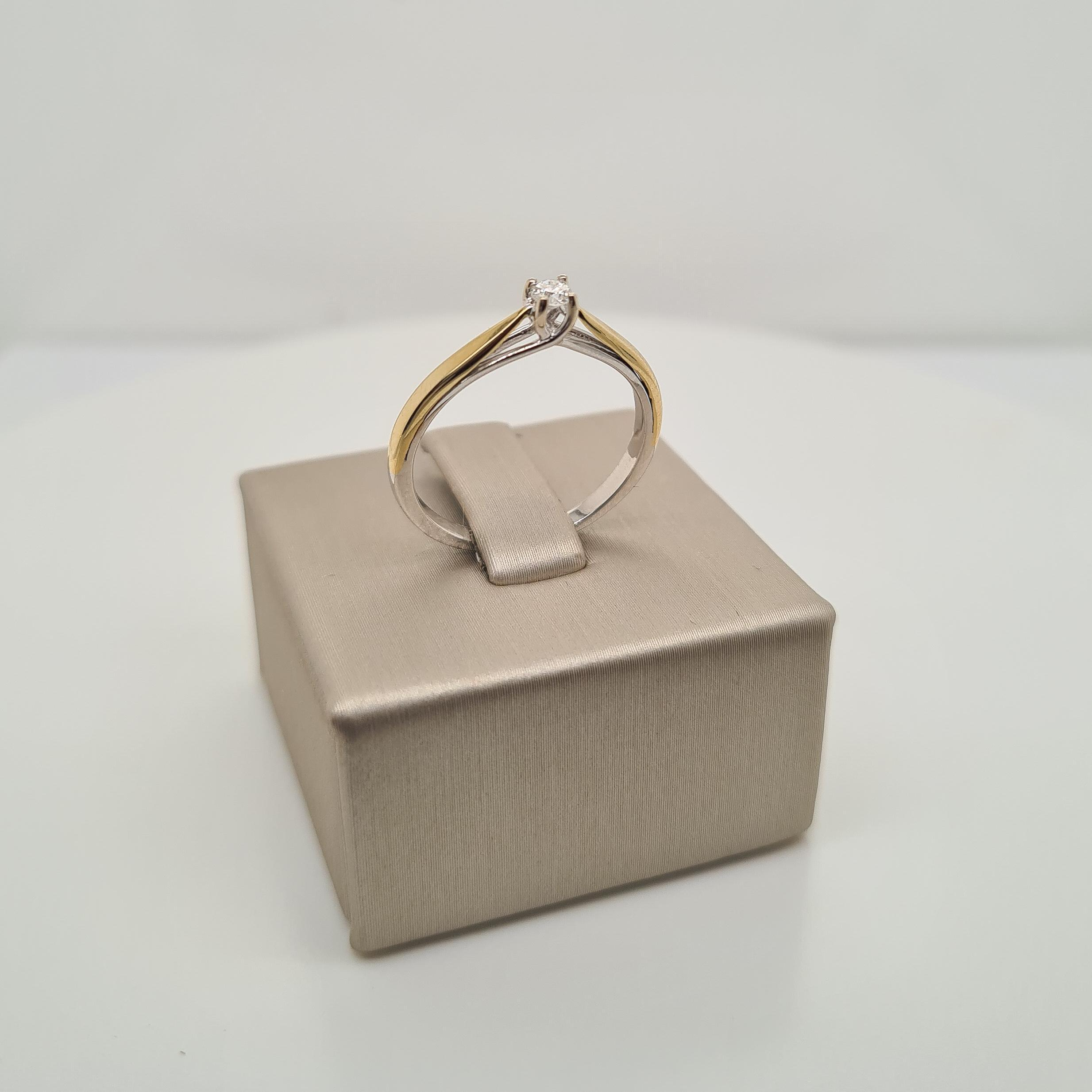 Prachtige 14krt bicolor solitair ring met diamant (0.10ct)

De maat van de ring is 54 (17.25MM). Heeft u een andere maat? Neem dan gerust contact met ons op.