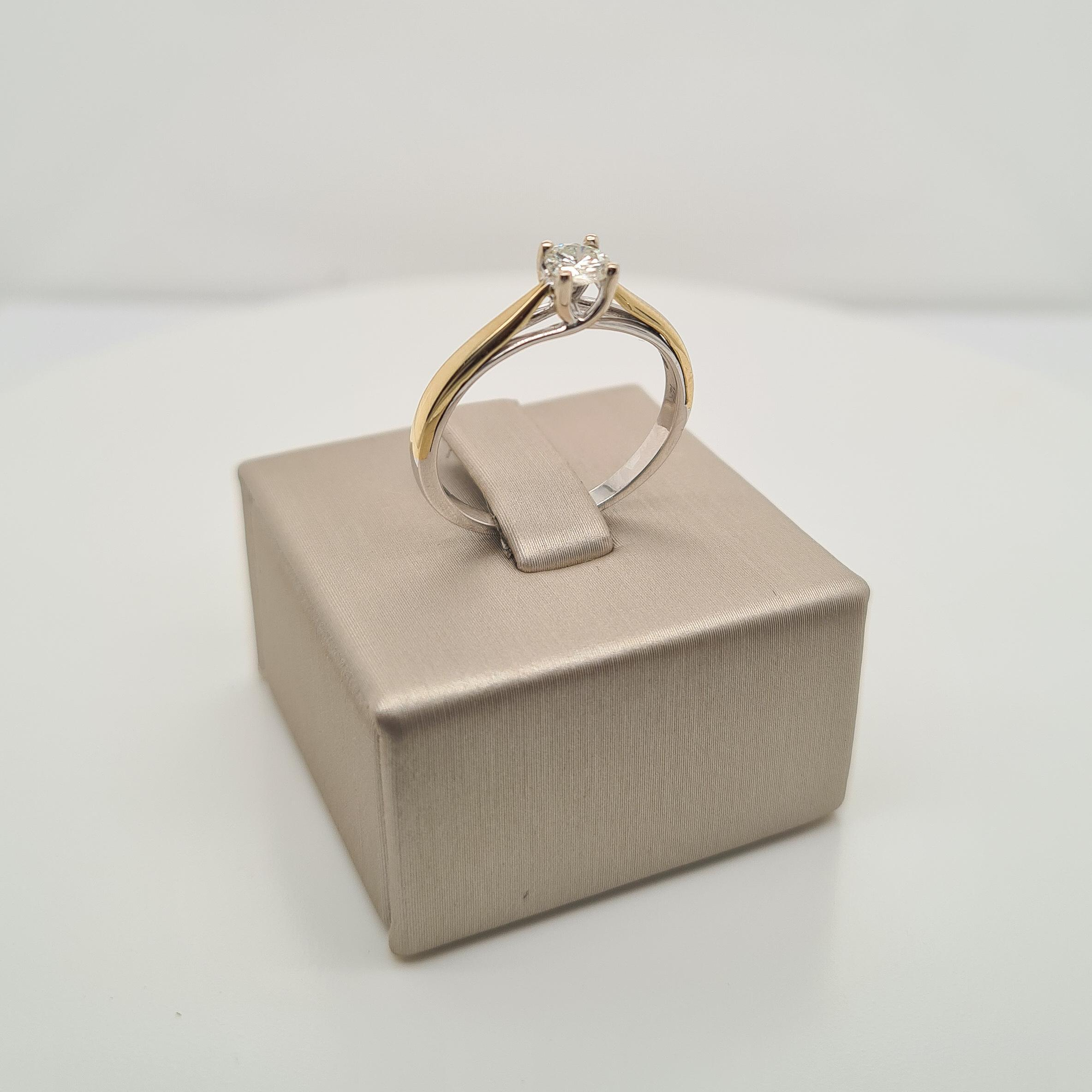 Prachtige 14krt bicolor solitair ring met diamant (0.27ct)

De maat van de ring is 56 (17.75MM). Heeft u een andere maat? Neem dan gerust contact met ons op.
