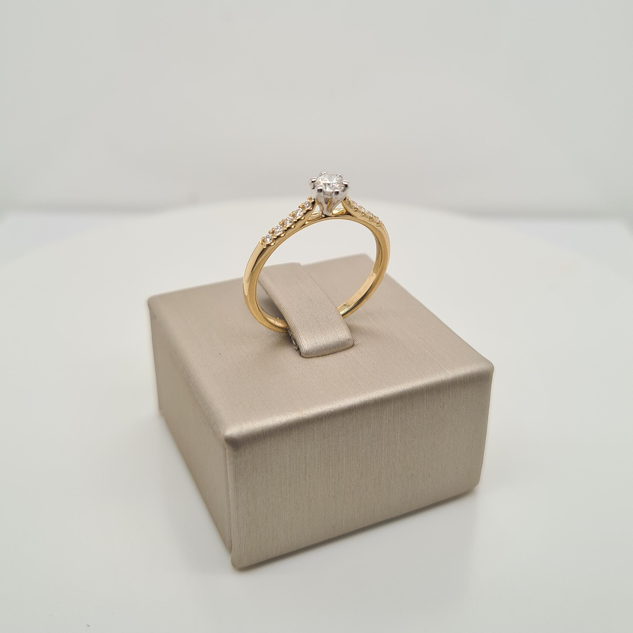 Prachtige 14krt geelgouden ring met diamant (0.31ct)

De maat van de ring is 54 (17.25MM). Heeft u een andere maat? Neem dan gerust contact met ons op.