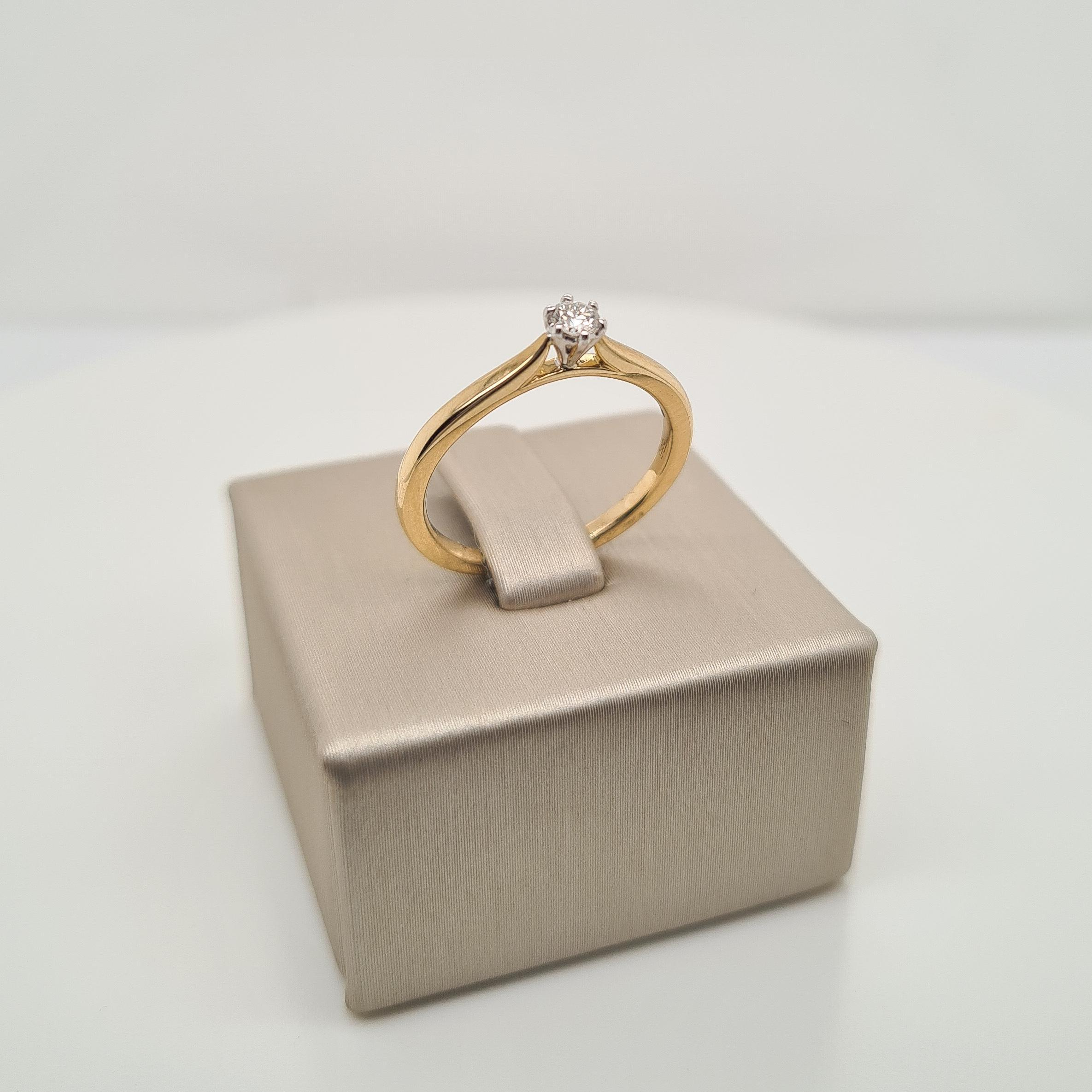 Prachtige 14krt geelgouden solitair ring met diamant (0.11ct)

De maat van de ring is 52 (16.5MM). Heeft u een andere maat? Neem dan gerust contact met ons op.