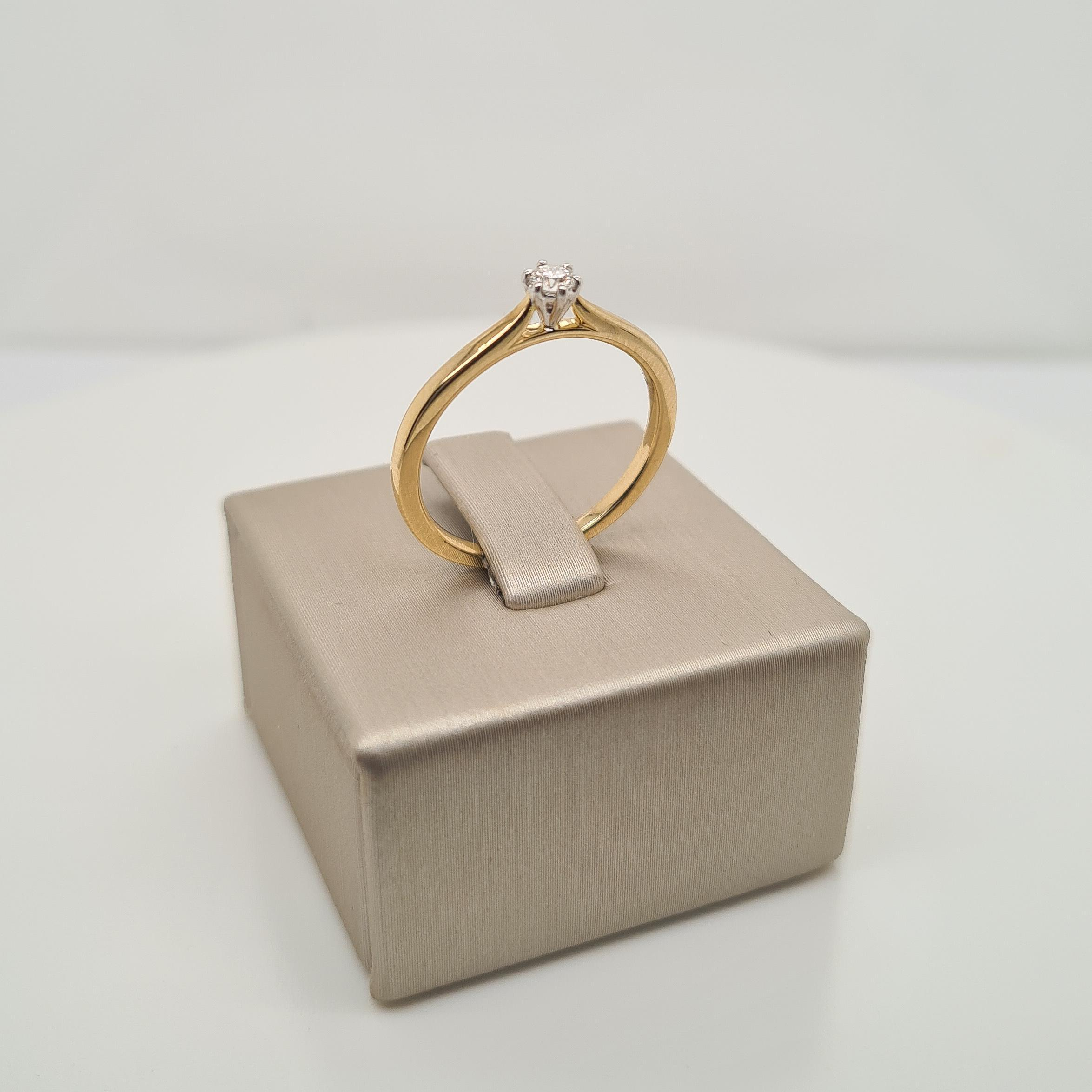 Prachtige 14krt geelgouden solitair ring met diamant (0.11ct)

De maat van de ring is 55 (17.5MM). Heeft u een andere maat? Neem dan gerust contact met ons op.