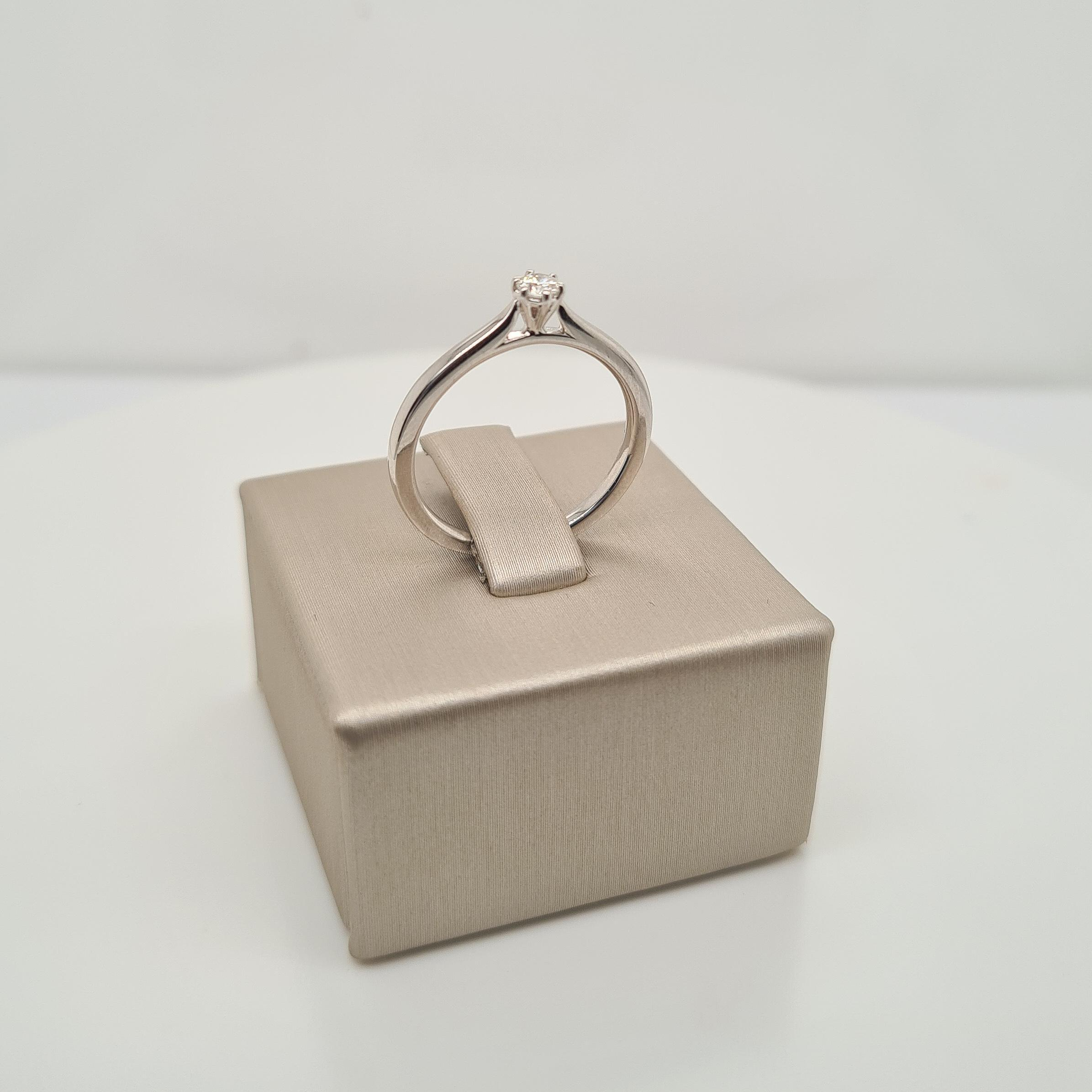Prachtige 14krt bicolor solitair ring met diamant (0.10ct)

De maat van de ring is 55 (17.5MM). Heeft u een andere maat? Neem dan gerust contact met ons op.