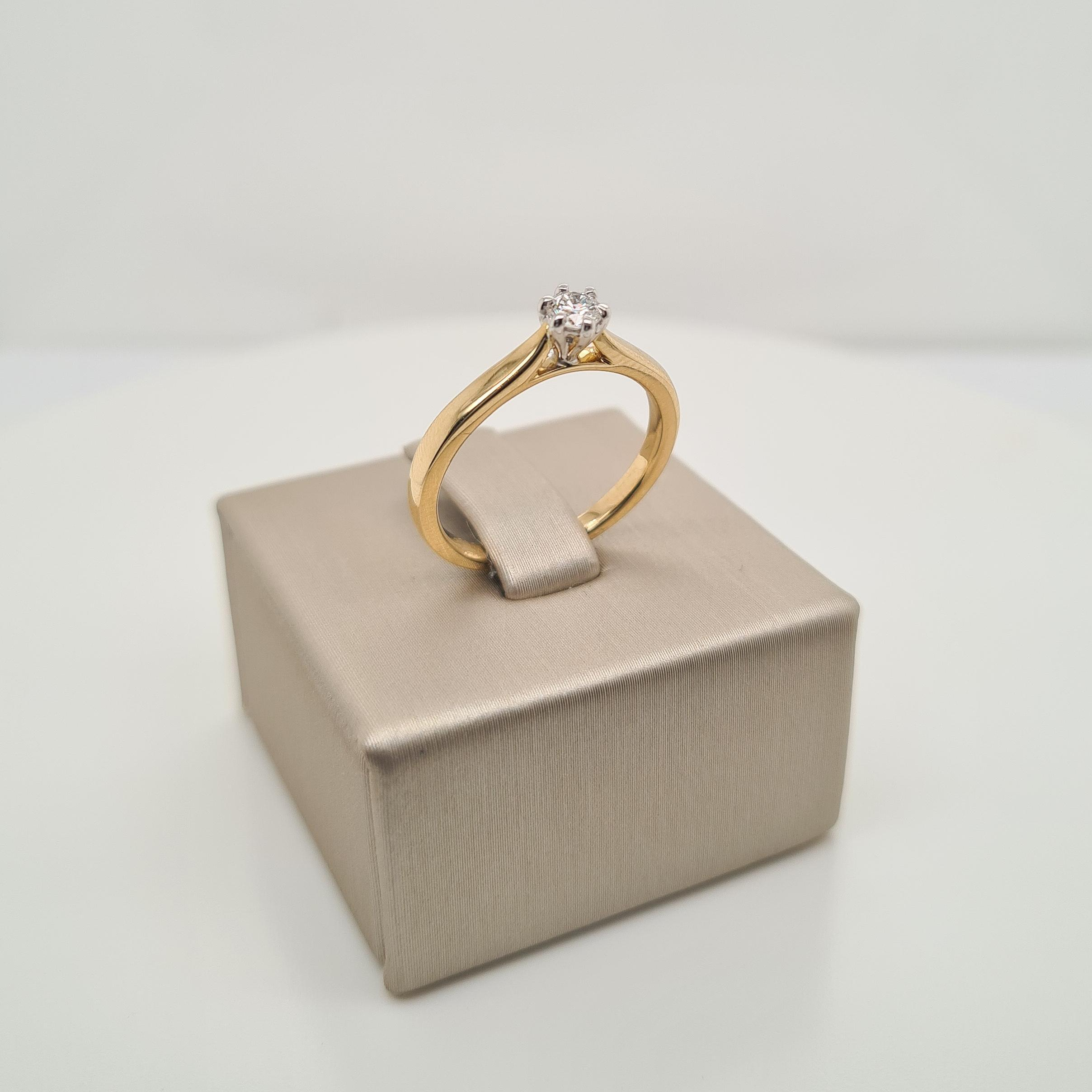 Prachtige 14krt geelgouden solitair ring met diamant (0.18ct)

De maat van de ring is 52 (16.5MM). Heeft u een andere maat? Neem dan gerust contact met ons op.