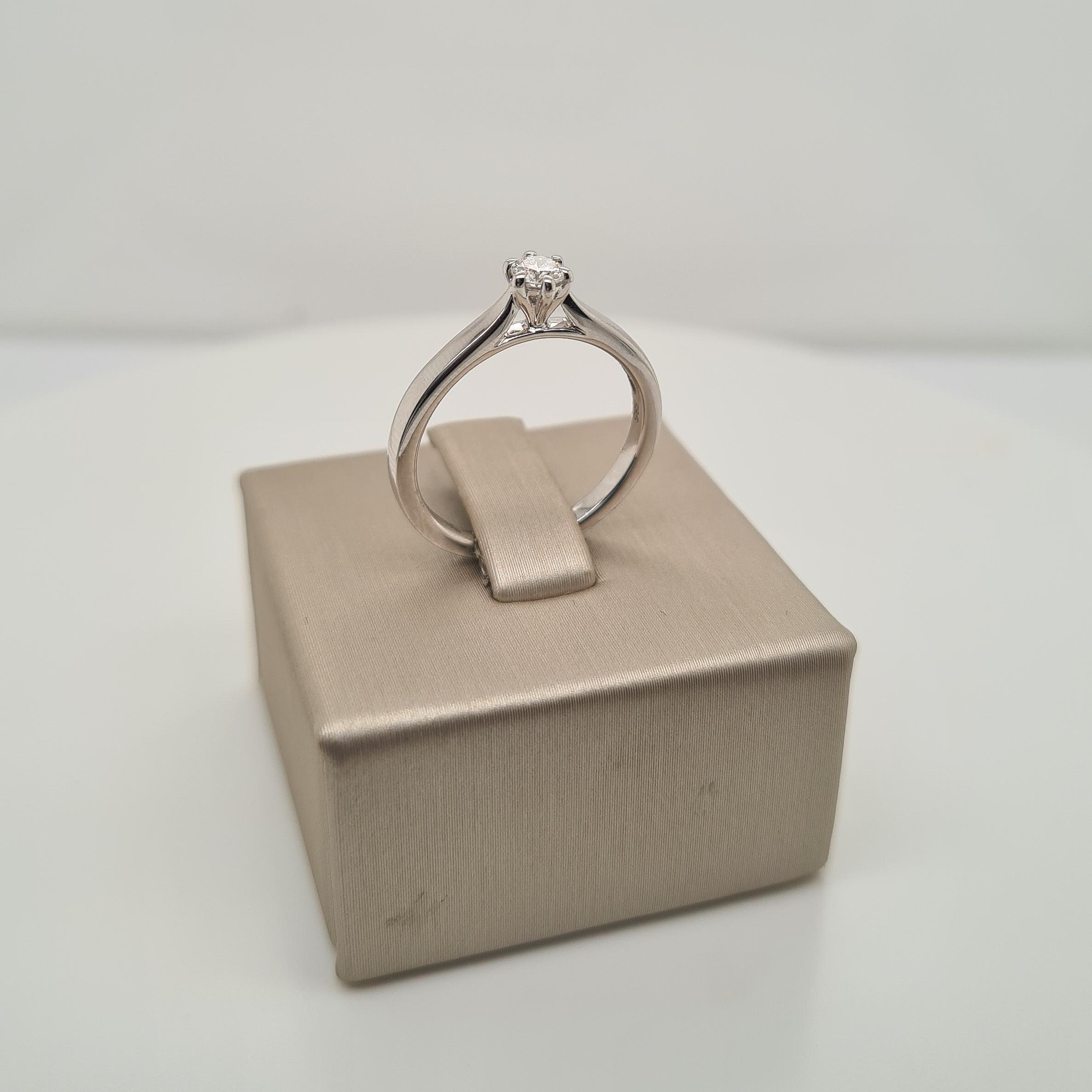 Prachtige 14krt witgouden solitair ring met diamant (0.18ct)

De maat van de ring is 52 (16.5MM). Heeft u een andere maat? Neem dan gerust contact met ons op.