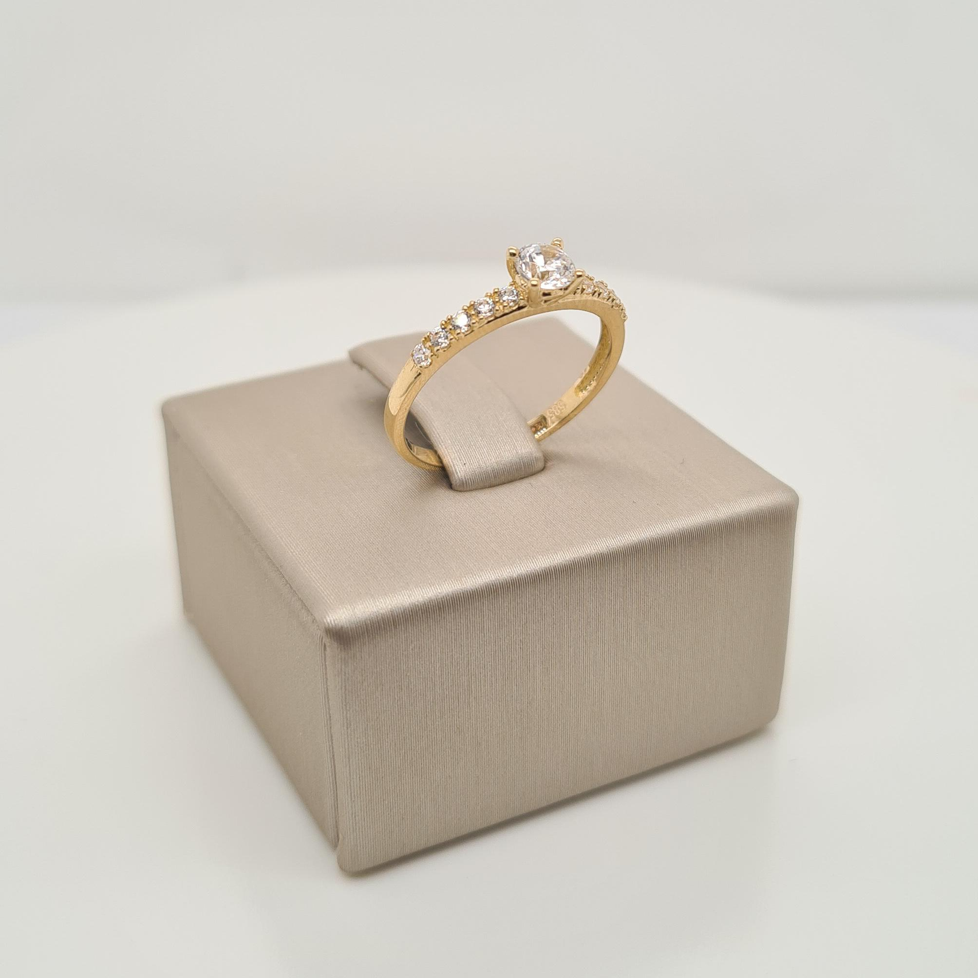 Prachtige 14krt geelgouden ring met zirkonia

De maat van de ring is 50 (16MM). Heeft u een andere maat? Neem dan gerust contact met ons op.