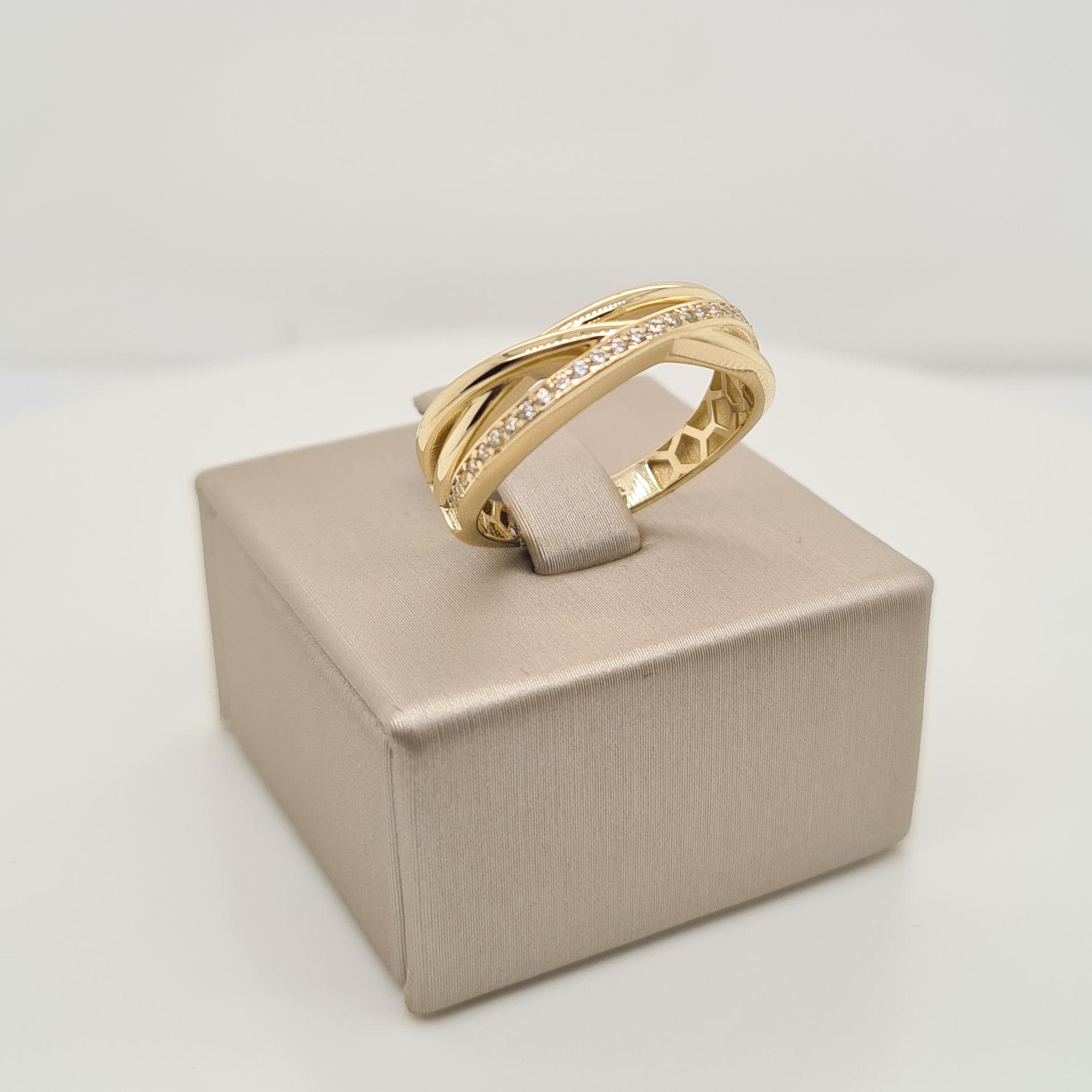 Prachtige 14krt geelgouden cross over ring met zirkonia

De maat van de ring is 56 (17.75MM). Heeft u een andere maat? Neem dan gerust contact met ons op.