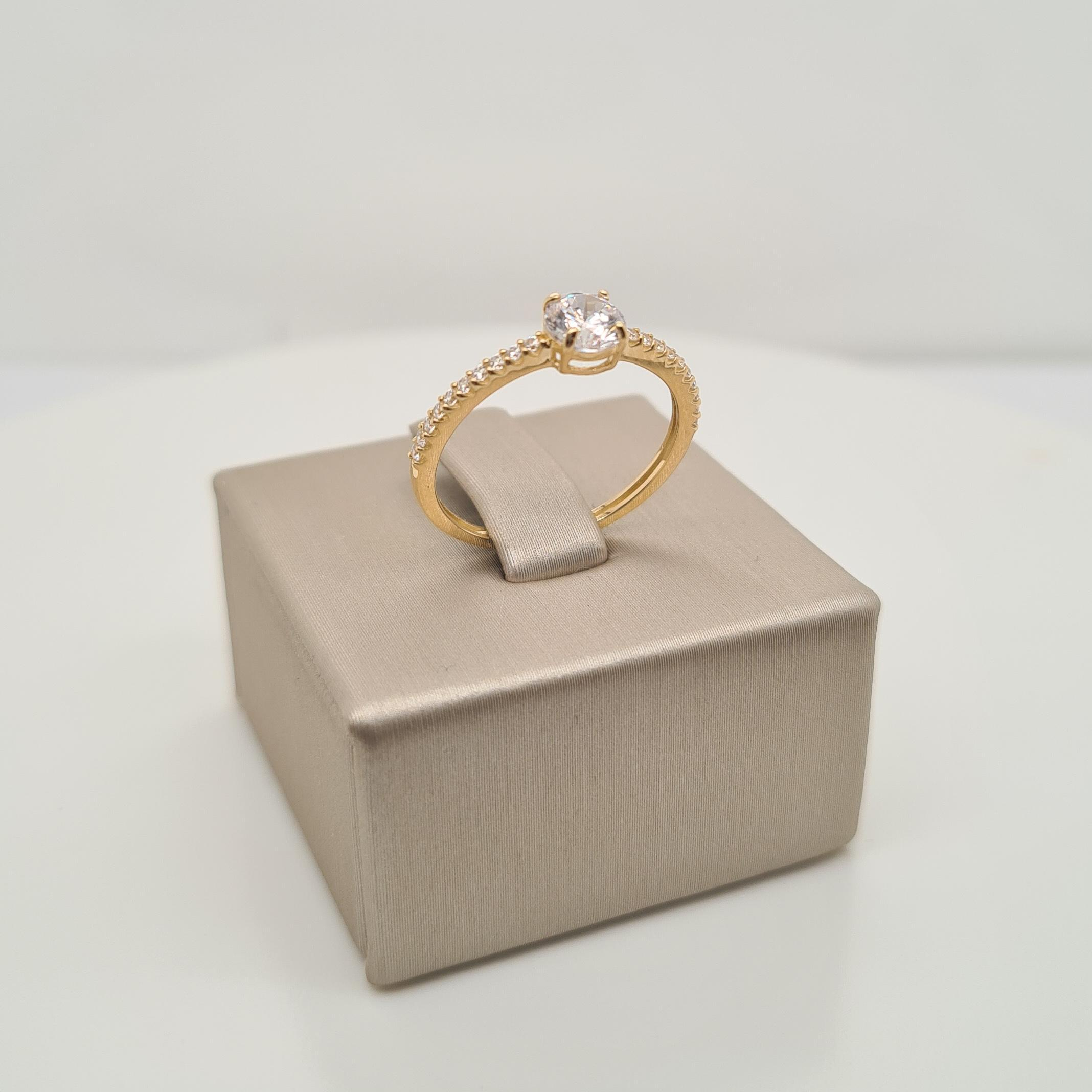 Prachtige 14krt geelgouden ring met zirkonia

De maat van de ring is 52 (16.5MM). Heeft u een andere maat? Neem dan gerust contact met ons op.