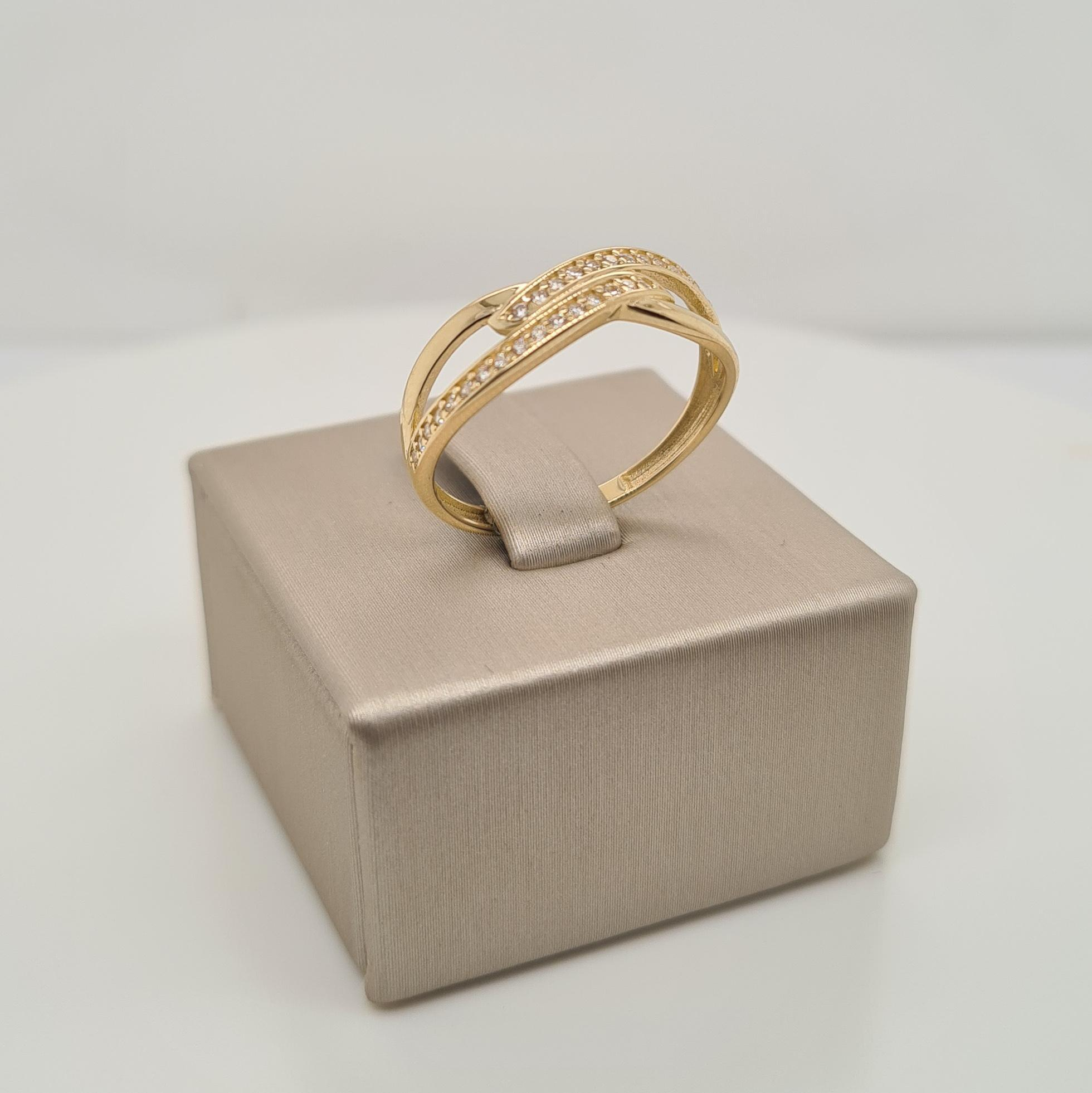 Prachtige 14krt geelgouden fantasiering met zirkonia

De maat van de ring is 50 (16MM). Heeft u een andere maat? Neem dan gerust contact met ons op.