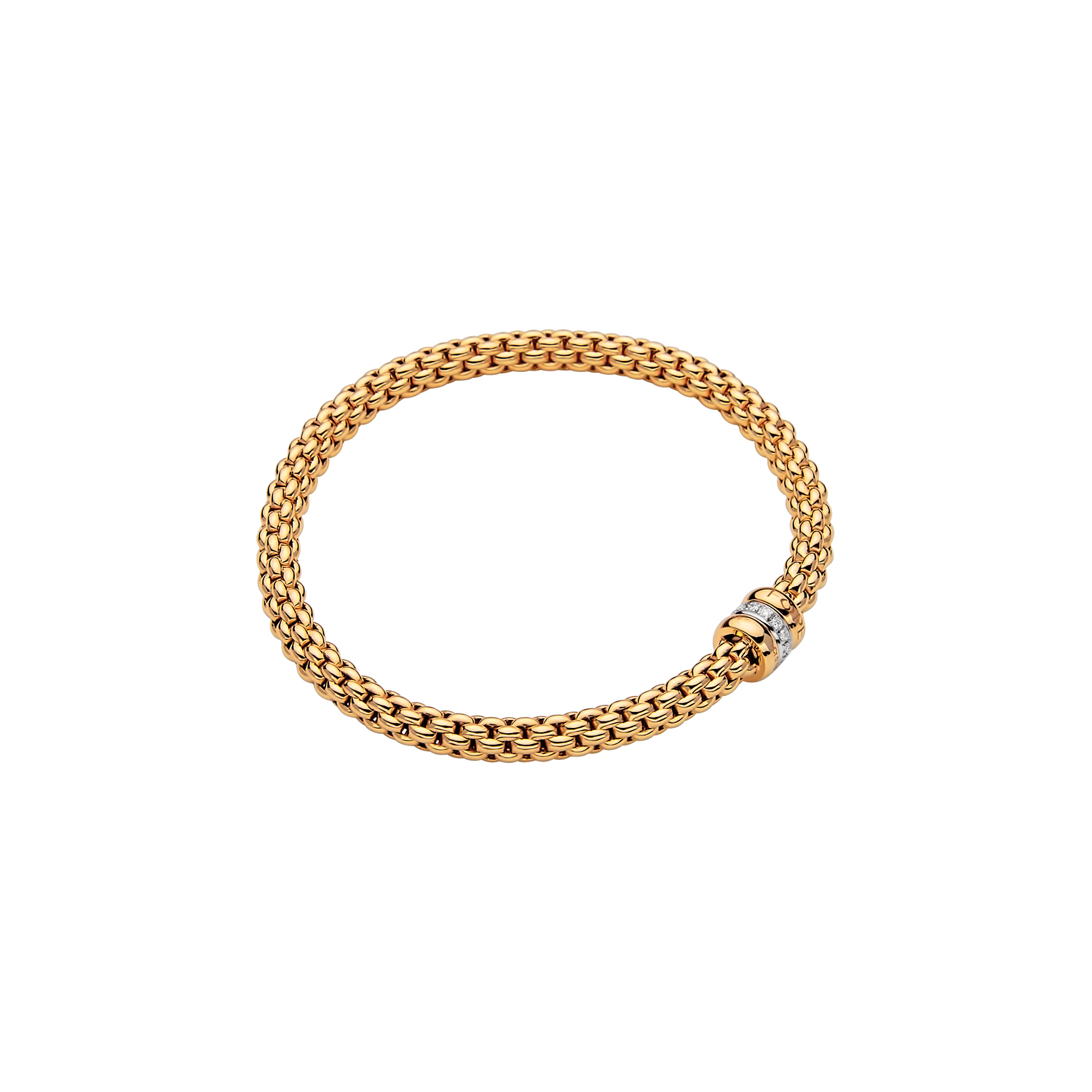 Deze prachtige Fope Solo Flex-it armband van modelnummer 62106BX_BB_G_GBG_00L is vervaardigd uit 18-karaats geelgoud en bevat een sprankelende diamant van 0,10 karaat. Draag deze verfijnde armband solo om je pols voor een elegante uitstraling, of combineer met andere gouden sieraden voor een modieuze en gelaagde look. Perfect voor elke gelegenheid!