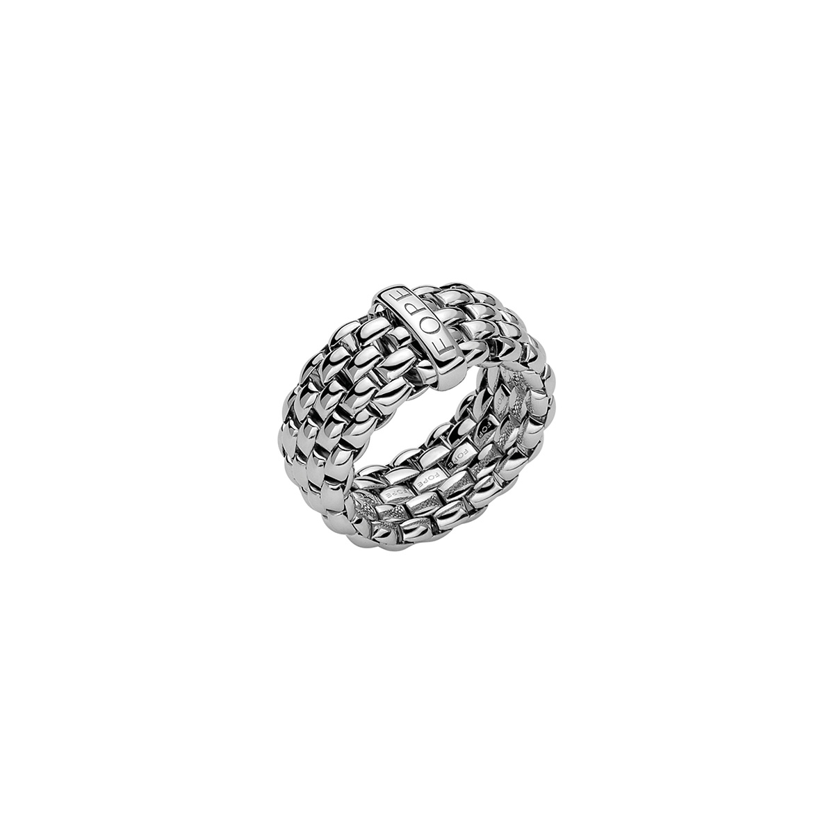 De Fope Essentials Flex-it ring, modelnummer 05E04AX_XX_B_XBX_00M. Gemaakt van 18-karaats witgoud, straalt het luxe en klasse uit. Perfect om solo te dragen voor een subtiele elegantie of te combineren met andere ringen voor een gedurfde look. Ideaal voor elke gelegenheid. Deze ring heeft de eleastische maat M ( 14-17 )