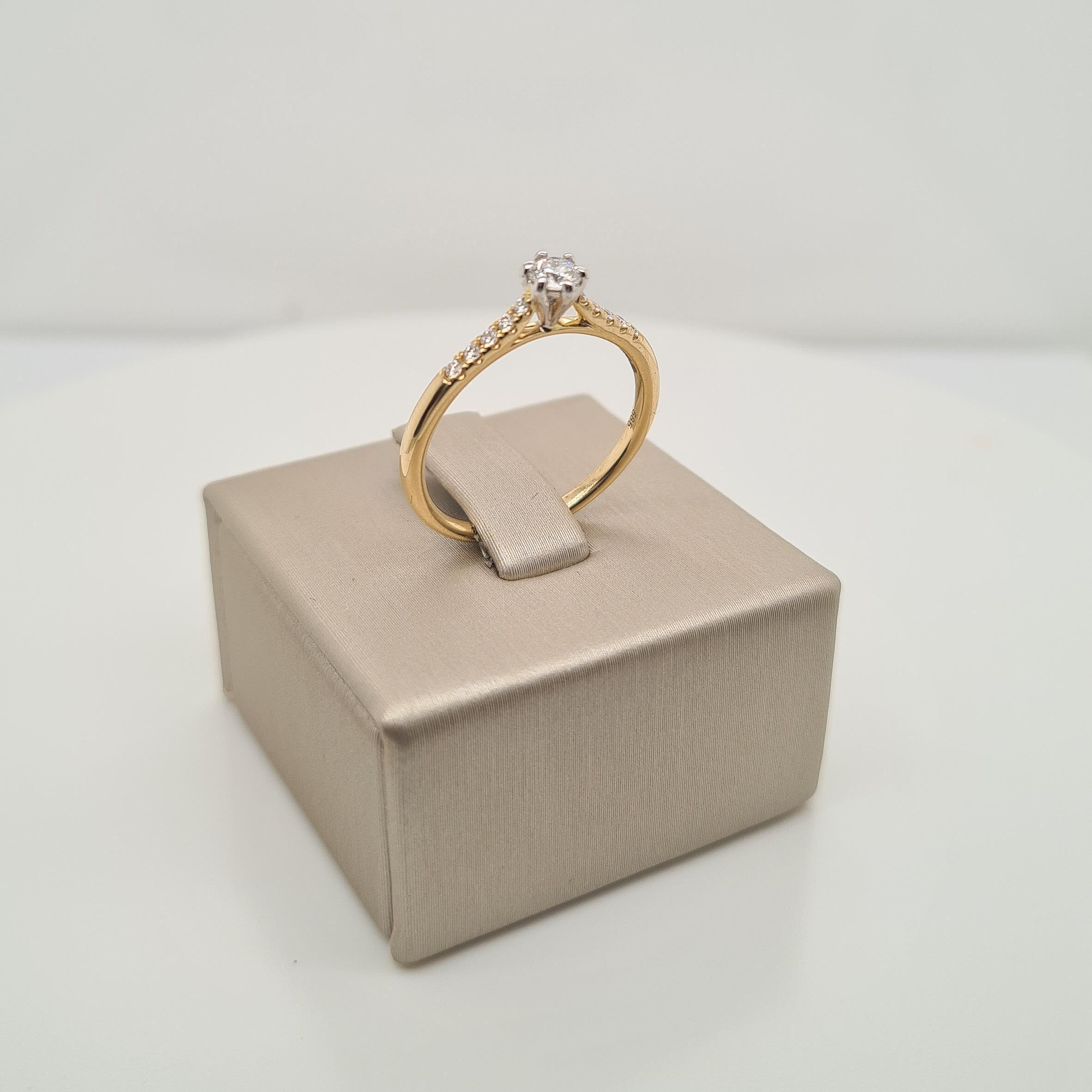 Prachtige 14krt gouden ring met diamant 

De maat van de ring is 54 (17.25MM). Heeft u een andere maat? Neem dan gerust contact met ons op.