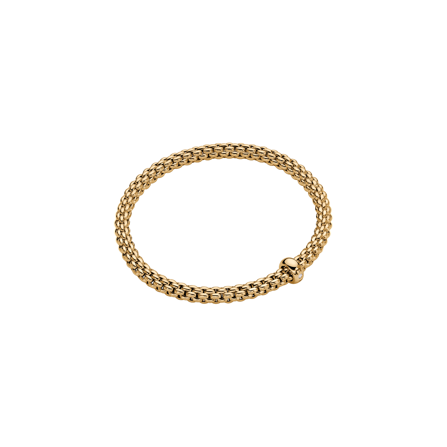 De Fope Eka Flex-it armband in geelgoud met diamant, modelnummer 01M06BX_BB_G_XGX_00L, heeft een elegant design en is vervaardigd uit 18-karaats geelgoud. De armband bevat een diamant van 0,01 karaat. Draag deze verfijnde armband apart voor een subtiele look of gecombineerd met andere gouden sieraden voor een opvallende stijl.