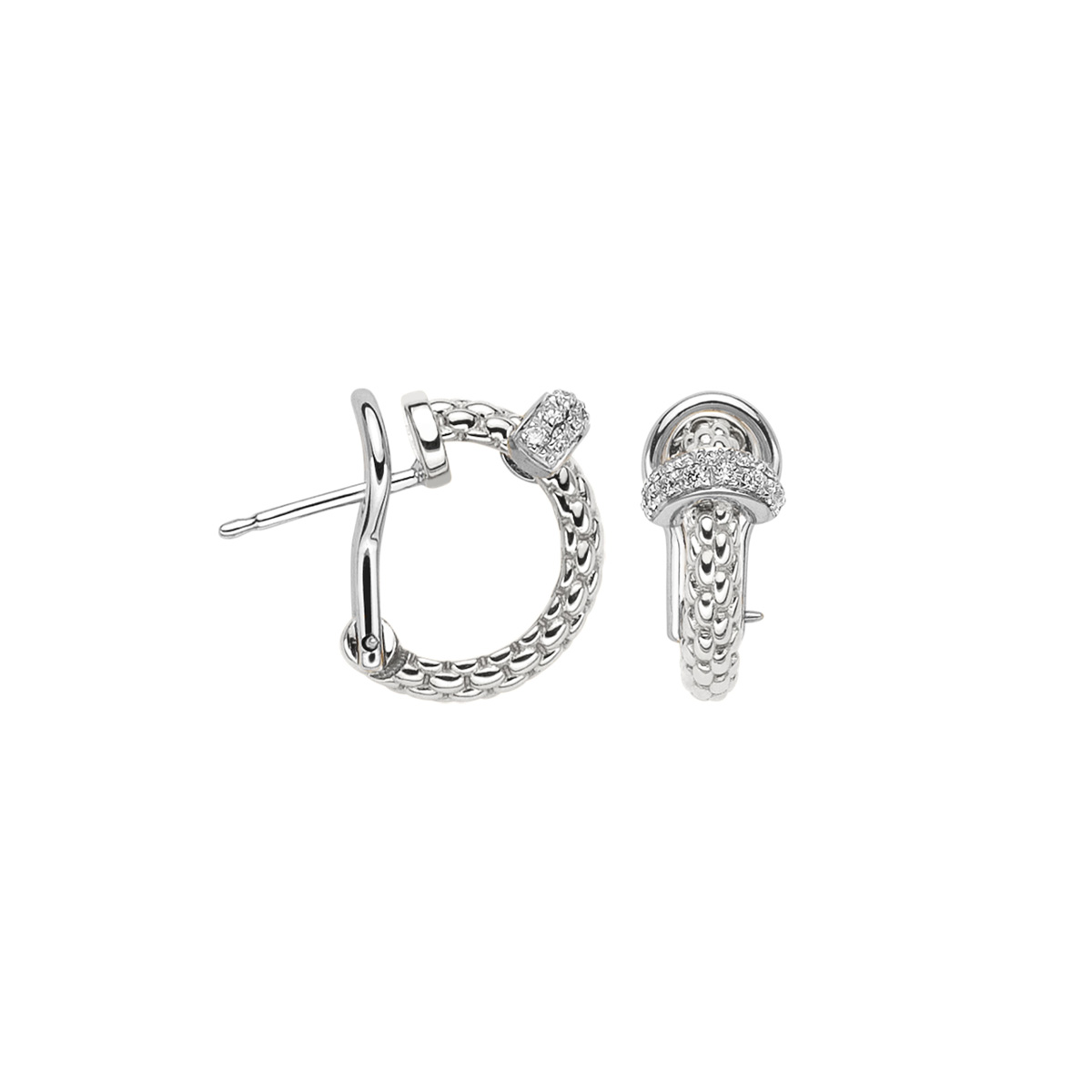 De Fope Prima Creolen in witgoud met diamant, modelnummer 74708OX_BB_B_XBX_000, zijn verfijnde hoepeloorbellen van 18-karaats goud. Met een totale diamantgewicht van 0,18 karaat stralen ze elegantie uit. Draag ze solo voor een tijdloze uitstraling of combineer met andere sieraden voor een chique look. Perfect voor elke gelegenheid, zowel casual als formeel.
