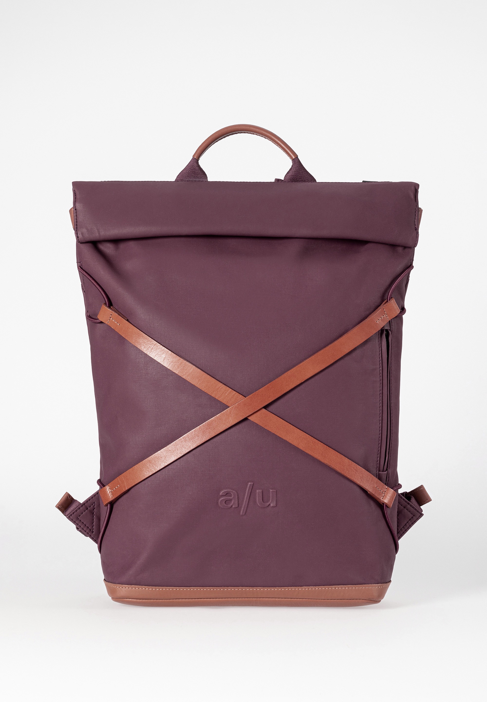 a/u by aunts & uncles – OSAKA (kleur: Cherry Laquér)
Ruimte, stijl en bescherming – jouw betrouwbare partner voor werk en vrije tijd

De Osaka is de grotere broer van de Yokohama en biedt alles wat je zoekt in een moderne rugzak: een robuuste uitstraling, een slimme indeling en een hoog draagcomfort. Deze stijlvolle rugzak uit de Japan-collectie van a/u by aunts & uncles is gemaakt van dicht geweven katoen, afgewerkt met een seidenmatte coating die waterafstotend is én bij gebruik steeds mooier wordt.

Dankzij het grote hoofdvak met regenbestendige 2-wegrits aan de achterzijde én een tweede vak met rolltop/dubbele drukknoopsluiting, is Osaka perfect geschikt voor dagelijks gebruik, studie, werk of reizen. Binnenin vind je een gevoerd laptopvak (tot 15”), meerdere insteekvakken, pennenlussen en een extra ritsvak. Het vak aan de voorzijde biedt snelle toegang tot je essentials.

Een uniek kenmerk is de gekruiste leren applicatie op de voorzijde – een subtiel en herkenbaar stijlelement.

Details op een rijtje:
✔️ Ruim hoofdvak met regenbestendige 2-wegrits aan de achterzijde
✔️ Extra groot vak met rolltop/dubbele drukknoopsluiting
✔️ Gevoerd 15" laptopvak met leren flap en klittenbandsluiting
✔️ Ritsvak binnenin + op de voorzijde
✔️ Groot en klein insteekvak (bijv. voor smartphone of kaarten)
✔️ Twee pennenlussen
✔️ Handgreep + verstelbare, gevoerde schouderbanden
✔️ Waterafstotend gecoat canvas van katoen
✔️ Gekruiste leren applicatie als stijlaccent

Specificaties:
 Afmetingen: ca. 29 x 12 x 45 – 53 cm (uitrolbaar)
⚖️ Gewicht: ca. 0,88 kg
 Kleur: Cherry Laquér – nieuwe seizoenskleur winter 2025

Osaka – functioneel, stijlvol en klaar voor elk avontuur.
Nu verkrijgbaar in de diepe, elegante kleur Cherry Laquér.