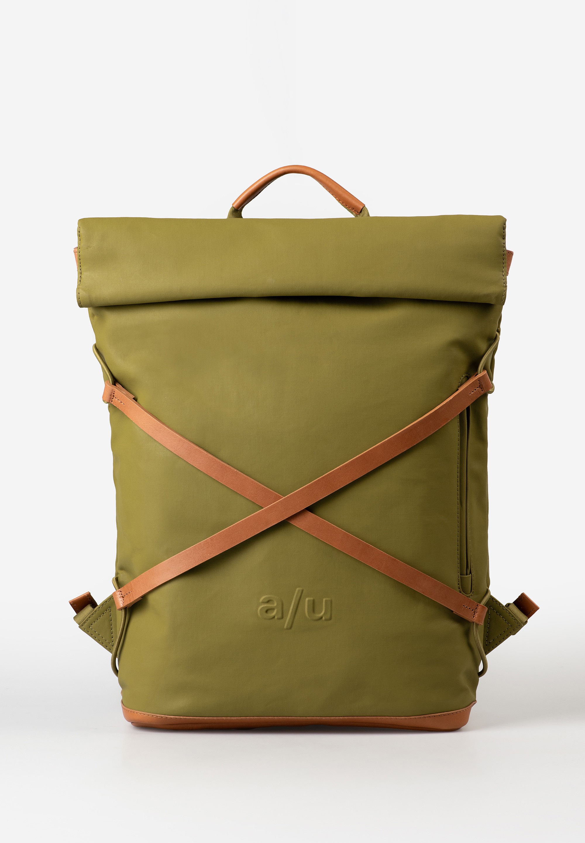 a/u by aunts & uncles – OSAKA (kleur: Marsland)
Ruimte, stijl en bescherming – jouw betrouwbare partner voor werk en vrije tijd

De Osaka is de grotere broer van de Yokohama en biedt alles wat je zoekt in een moderne rugzak: een robuuste uitstraling, een slimme indeling en een hoog draagcomfort. Deze stijlvolle rugzak uit de Japan-collectie van a/u by aunts & uncles is gemaakt van dicht geweven katoen, afgewerkt met een seidenmatte coating die waterafstotend is én bij gebruik steeds mooier wordt.

Dankzij het grote hoofdvak met regenbestendige 2-wegrits aan de achterzijde én een tweede vak met rolltop/dubbele drukknoopsluiting, is Osaka perfect geschikt voor dagelijks gebruik, studie, werk of reizen. Binnenin vind je een gevoerd laptop vak (tot 15”), meerdere insteek vakken, pennenlussen en een extra ritsvak. Het vak aan de voorzijde biedt snelle toegang tot je essentials.

Een uniek kenmerk is de gekruiste leren applicatie op de voorzijde – een subtiel en herkenbaar stijlelement.

Details op een rijtje:
✔️ Ruim hoofdvak met regenbestendige 2-wegrits aan de achterzijde
✔️ Extra groot vak met rolltop/dubbele drukknoopsluiting
✔️ Gevoerd 15" laptop vak met leren flap en klitte band sluiting
✔️ Ritsvak binnenin + op de voorzijde
✔️ Groot en klein insteek vak (bijv. voor smartphone of kaarten)
✔️ Twee pennenlussen
✔️ Handgreep + verstelbare, gevoerde schouderbanden
✔️ Waterafstotend gecoat canvas van katoen
✔️ Gekruiste leren applicatie als stijlaccent

Specificaties:
 Afmetingen: ca. 29 x 12 x 45 – 53 cm (uitrolbaar)
⚖️ Gewicht: ca. 0,88 kg
 Kleur: Marshland – nieuwe seizoenskleur winter 2025

Osaka – functioneel, stijlvol en klaar voor elk avontuur.
Nu verkrijgbaar in de diepe, elegante kleur Marsland.