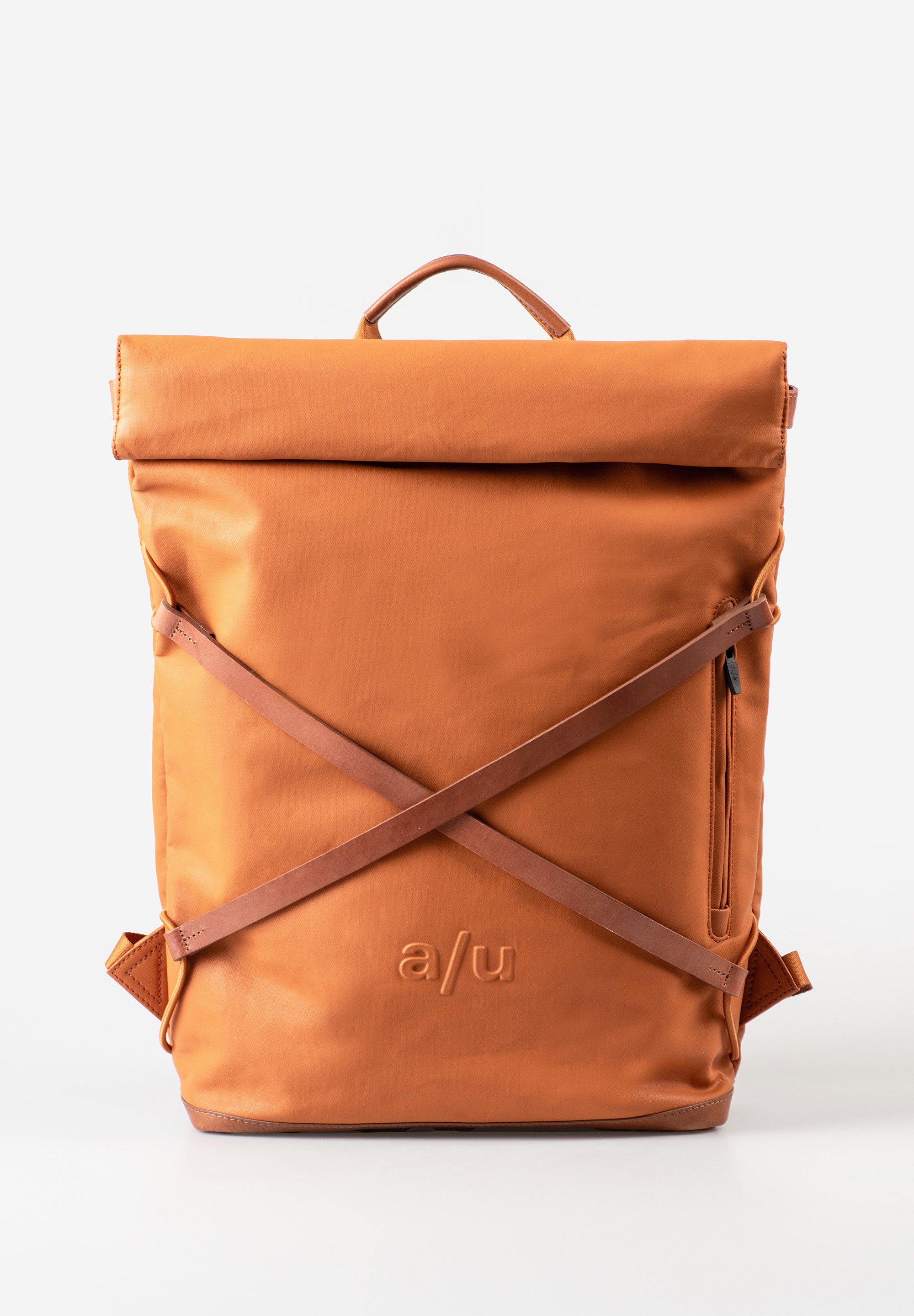 a/u by aunts & uncles – OSAKA (kleur: Honey Ginger
Ruimte, stijl en bescherming – jouw betrouwbare partner voor werk en vrije tijd

De Osaka is de grotere broer van de Yokohama en biedt alles wat je zoekt in een moderne rugzak: een robuuste uitstraling, een slimme indeling en een hoog draagcomfort. Deze stijlvolle rugzak uit de Japan-collectie van a/u by aunts & uncles is gemaakt van dicht geweven katoen, afgewerkt met een seidenmatte coating die waterafstotend is én bij gebruik steeds mooier wordt.

Dankzij het grote hoofdvak met regenbestendige 2-wegrits aan de achterzijde én een tweede vak met rolltop/dubbele drukknoopsluiting, is Osaka perfect geschikt voor dagelijks gebruik, studie, werk of reizen. Binnenin vind je een gevoerd laptopvak (tot 15”), meerdere insteekvakken, pennenlussen en een extra ritsvak. Het vak aan de voorzijde biedt snelle toegang tot je essentials.

Een uniek kenmerk is de gekruiste leren applicatie op de voorzijde – een subtiel en herkenbaar stijlelement.

Details op een rijtje:
✔️ Ruim hoofdvak met regenbestendige 2-wegrits aan de achterzijde
✔️ Extra groot vak met rolltop/dubbele drukknoopsluiting
✔️ Gevoerd 15" laptopvak met leren flap en klittenbandsluiting
✔️ Ritsvak binnenin + op de voorzijde
✔️ Groot en klein insteekvak (bijv. voor smartphone of kaarten)
✔️ Twee pennenlussen
✔️ Handgreep + verstelbare, gevoerde schouderbanden
✔️ Waterafstotend gecoat canvas van katoen
✔️ Gekruiste leren applicatie als stijlaccent

Specificaties:
 Afmetingen: ca. 29 x 12 x 45 – 53 cm (uitrolbaar)
⚖️ Gewicht: ca. 0,88 kg
 Kleur: Honey Ginger – nieuwe seizoenskleur winter 2025

Osaka – functioneel, stijlvol en klaar voor elk avontuur.
Nu verkrijgbaar in de diepe, elegante kleur Honey Ginger.