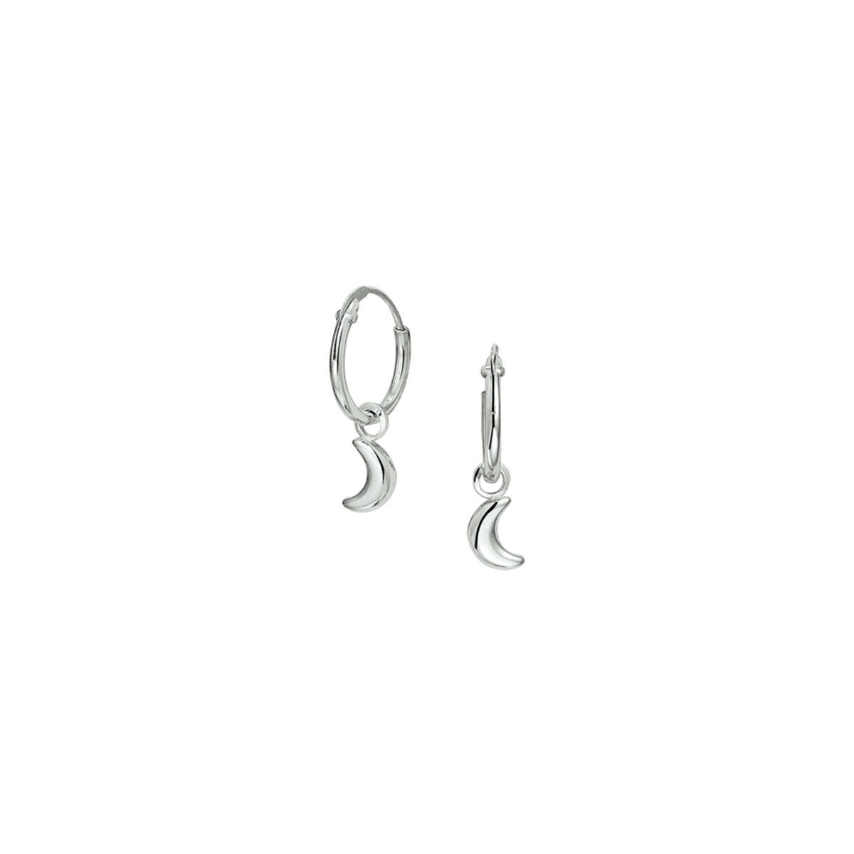 Gerhodineerd zilveren oorringen met een afmeting van 12x1.5mm uitgevoerd met een ster van 10.5x5mm. De oorringen zijn ook verkrijgbaar in diameters 23.5mm en 33mm en in varianten met een hart ster of driehoek.