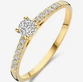 De Blush Ring LG Diamonds modelnummer LG1017Y/52 van een onbekend merk bevat een prachtige Blush-kleur. Deze elegante ring is ideaal om te dragen bij speciale gelegenheden of als dagelijks accessoire. Combineer het met andere subtiele sieraden voor een verfijnde look of draag het als statementpiece voor een gedurfde stijl. Perfect voor elk modieus outfit!