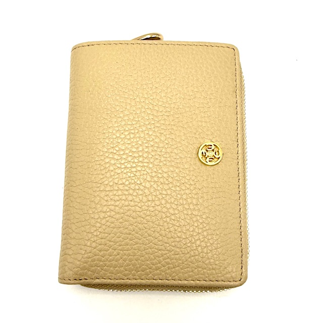 Praktische damesportemonnee met gouden accenten
Deze elegante en praktische damesportemonnee is ontworpen met oog voor detail én gebruiksgemak. Uitgevoerd in mooie, vrouwelijke kleuren en afgewerkt met stijlvolle gouden accenten, is deze portemonnee een echte eyecatcher voor elke gelegenheid.

Kenmerken:

Opbergruimte voor 8 creditcards – overzichtelijk en veilig opgeborgen
4 steekvakken – ideaal voor bonnetjes, pasjes of briefjes
Dubbel vak voor papiergeld – houdt briefgeld netjes gescheiden
Dubbel muntvak met ritssluiting – handig en overzichtelijk voor muntgeld
Compact en stijlvol – past in vrijwel elke handtas
Afmetingen:
Hoogte: 13 cm x Breedte: 9 cm x Diepte: 2,5 cm