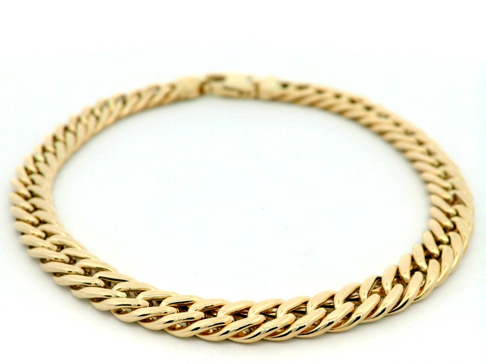 Deze elegante geelgouden armband is vervaardigd uit hoogwaardig 14 karaat goud (10.44 gr) en uitgevoerd met het klassieke gourmet schakelmotief. De platte, strak in elkaar gevlochten schakels zorgen voor een tijdloze en stoere uitstraling, terwijl de warme glans van het geelgoud een gevoel van luxe en verfijning toevoegt.

Of je hem nu solo draagt of combineert met andere sieraden, deze armband is een veelzijdig en stijlvol accessoire voor zowel dagelijks gebruik als speciale gelegenheden. De stevige sluiting zorgt voor een veilige en comfortabele pasvorm.

Kenmerken:

Materiaal: 14 karaat geelgoud (585/1000)

Type schakel: Gourmet (plat en glanzend)

Breedte: 5 mm

Sluiting: Stevige karabijn

Gewicht: 10.44 gr

Deze klassieke armband is een prachtig cadeau voor jezelf of een dierbare – een waardevol sieraad dat jarenlang meegaat.
