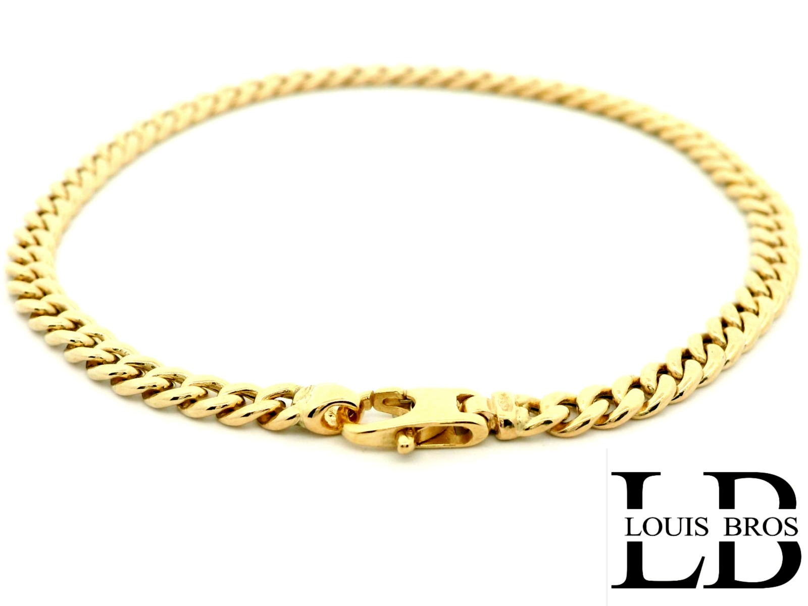 Deze elegante geelgouden armband is vervaardigd uit hoogwaardig 14 karaat goud (4.57 gr) en uitgevoerd met het klassieke gourmet schakelmotief. De platte, strak in elkaar gevlochten schakels zorgen voor een tijdloze en stoere uitstraling, terwijl de warme glans van het geelgoud een gevoel van luxe en verfijning toevoegt.

Of je hem nu solo draagt of combineert met andere sieraden, deze armband is een veelzijdig en stijlvol accessoire voor zowel dagelijks gebruik als speciale gelegenheden. De stevige sluiting zorgt voor een veilige en comfortabele pasvorm.

Kenmerken:

Materiaal: 14 karaat geelgoud (585/1000)

Type schakel: Gourmet (plat en glanzend)

Breedte: 4.25

Sluiting: Stevige karabijn

Gewicht: 4.57 gr

Deze klassieke armband is een prachtig cadeau voor jezelf of een dierbare – een waardevol sieraad dat jarenlang meegaat.