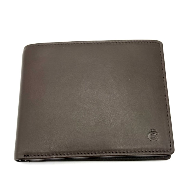 Bruine herenportemonnee met winkelwagenmuntje
Deze stijlvolle zwarte herenportemonnee combineert functionaliteit met een strak, klassiek design. Gemaakt van hoogwaardig materiaal en ontworpen voor dagelijks gebruik, biedt deze portemonnee alles wat een moderne man nodig heeft.

Kenmerken:

Ruimte voor 12 creditcards – overzichtelijk en veilig opgeborgen
Dubbel vak voor papiergeld – gescheiden opslag voor briefgeld
Muntgeldvak met winkelwagenmuntje – praktisch en altijd een muntje bij de hand
2 steekvakken aan de linkerzijde – ideaal voor pasjes of notities
1 steekvak aan de rechterzijde – extra ruimte voor documenten of pasfoto’s
Kleur: Bruin
Design: Compact, functioneel en tijdloos

Afmetingen:
Hoogte 9.7cm x breed 12.3cm x diep 1cm